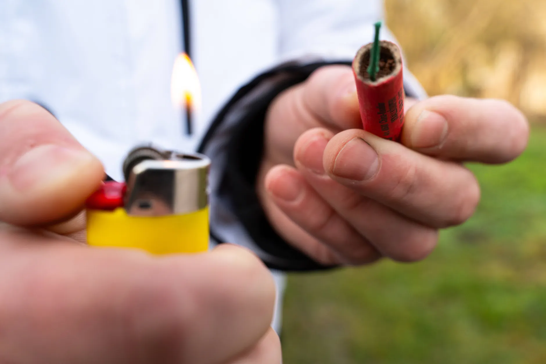 Jugendliche haben in Berlin-Staaken den Balkon eines Mehrfamilienhauses in Brand gesetzt.