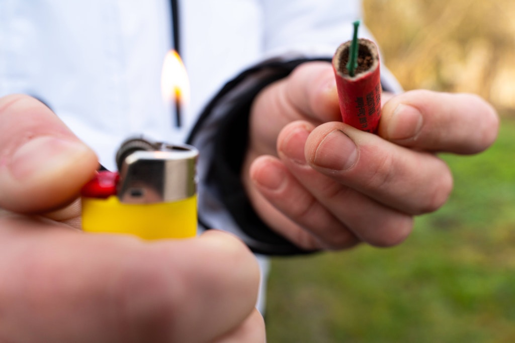 Jugendliche-z-ndeln-mit-Feuerwerk-Mehrfamilienhaus-in-Brand
