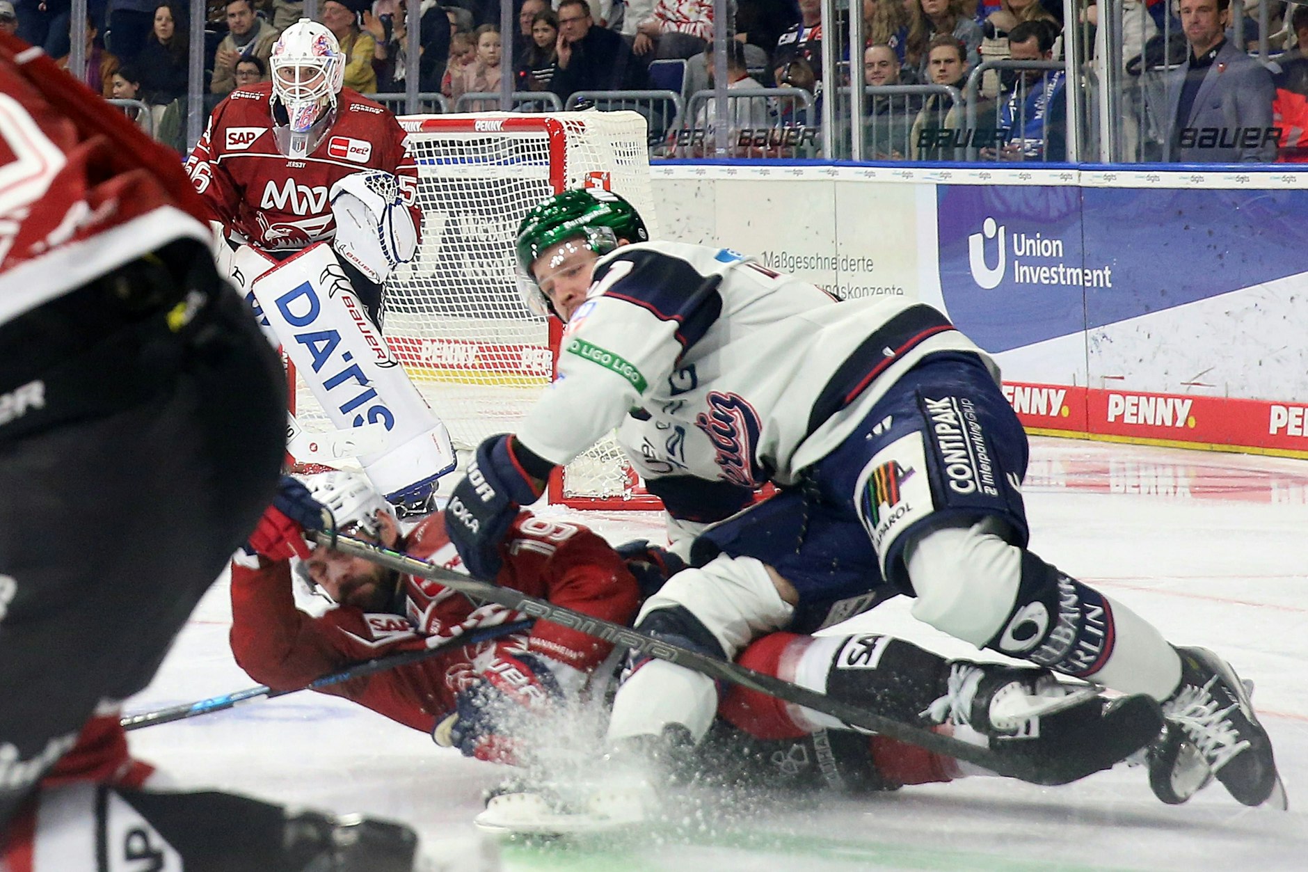 Markus Vikingstad (re.) und die Eisbären Berlin erleben bei den Adler Mannheim die nächste Bruchlandung.