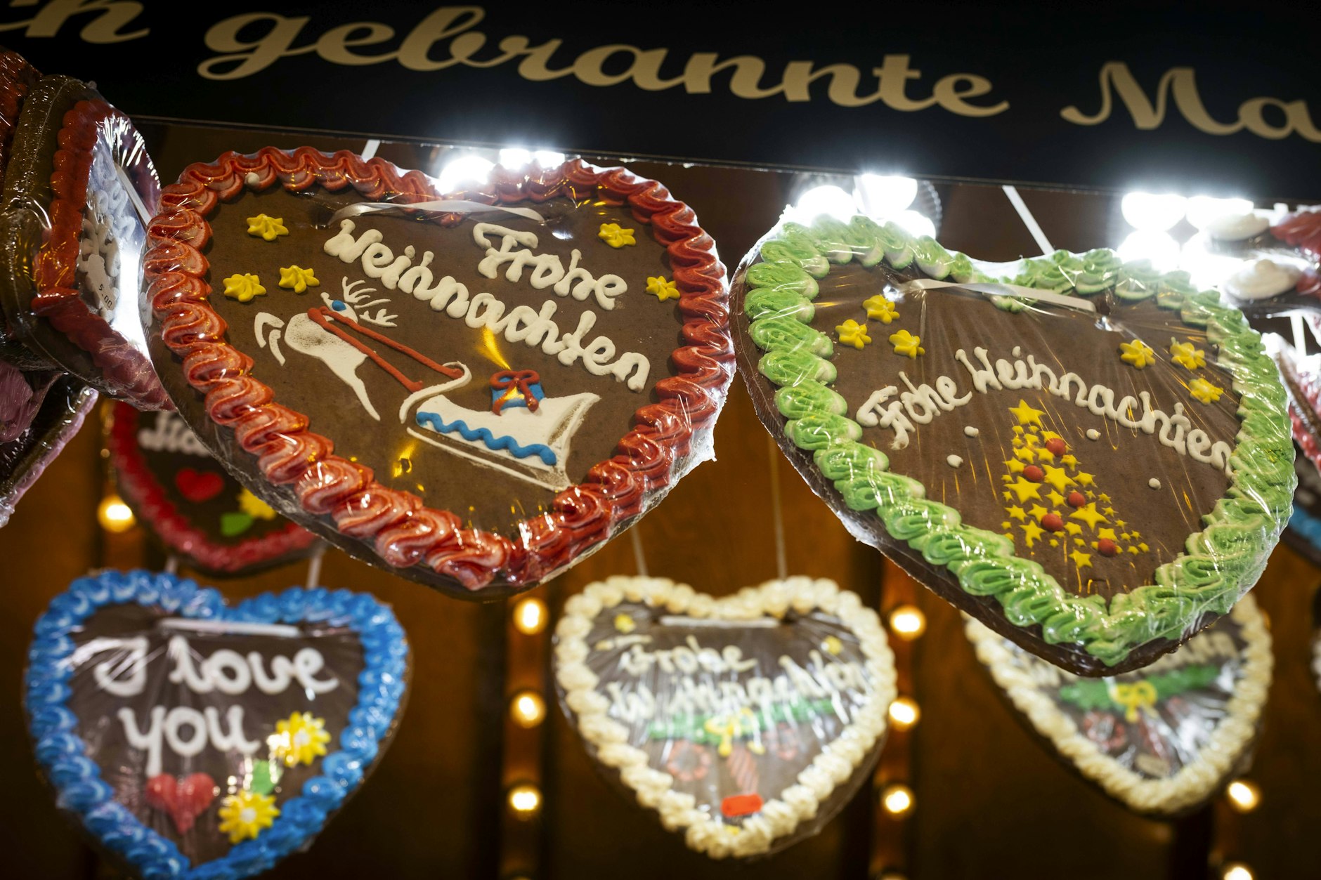 Auf Weihnachtsmärkten heißt es auf fast jedem Lebkuchenherz „frohe Weihnachten“. Aber ab wann darf man sich das wirklich wünschen?