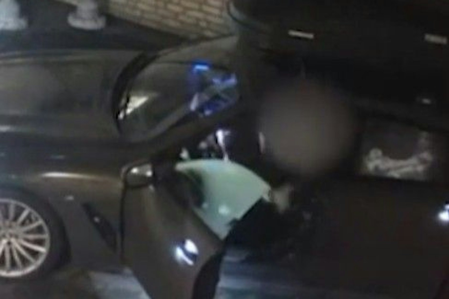 Der Moment des Schreckens. Der Dieb klaut den Wagen, die Kinder auf der Rückbank.