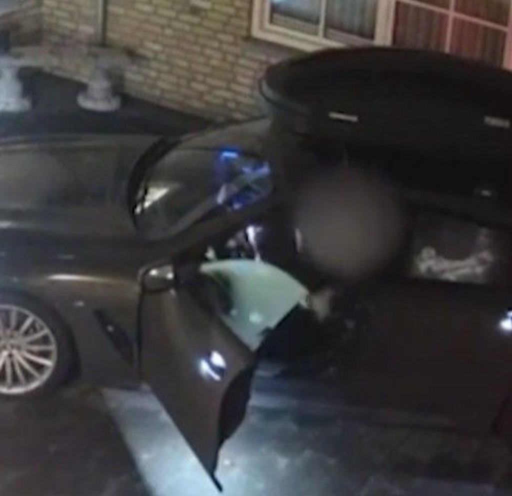 Dieb-klaut-BMW-mit-drei-Kindern-auf-der-R-ckbank