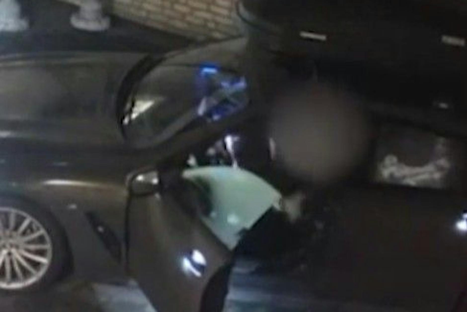 Dieb klaut BMW mit Kindern – Vater jagt hinterher