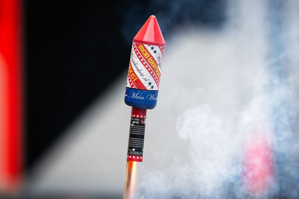 Wohnung nach Brand in Spandau unbewohnbar: Jugendliche werfen Feuerwerk auf Balkon