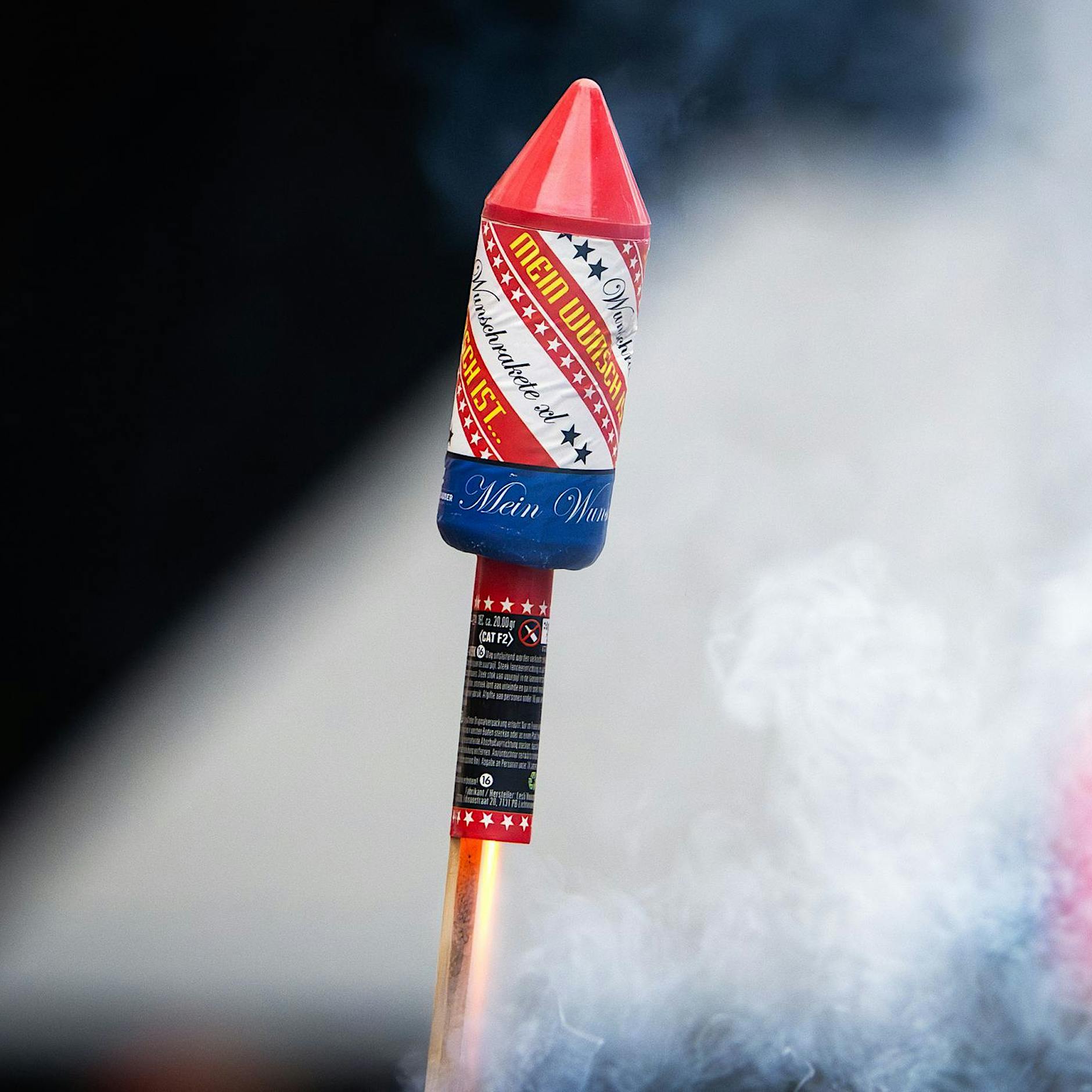 Wohnung nach Brand in Spandau unbewohnbar: Jugendliche werfen Feuerwerk auf Balkon