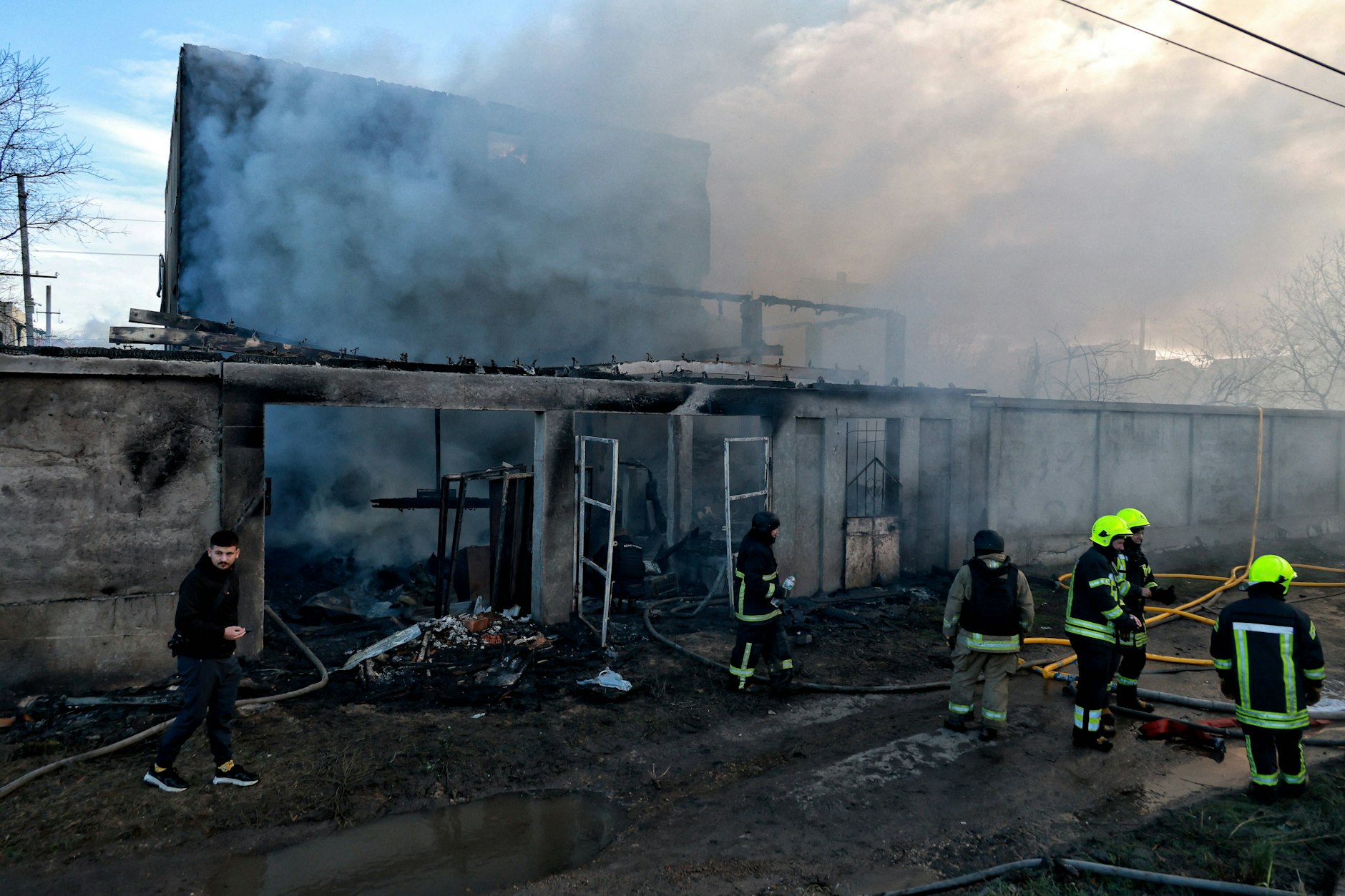 Feuerwehrleute löschen nach einem russischen Angriff einen Brand in Odessa.