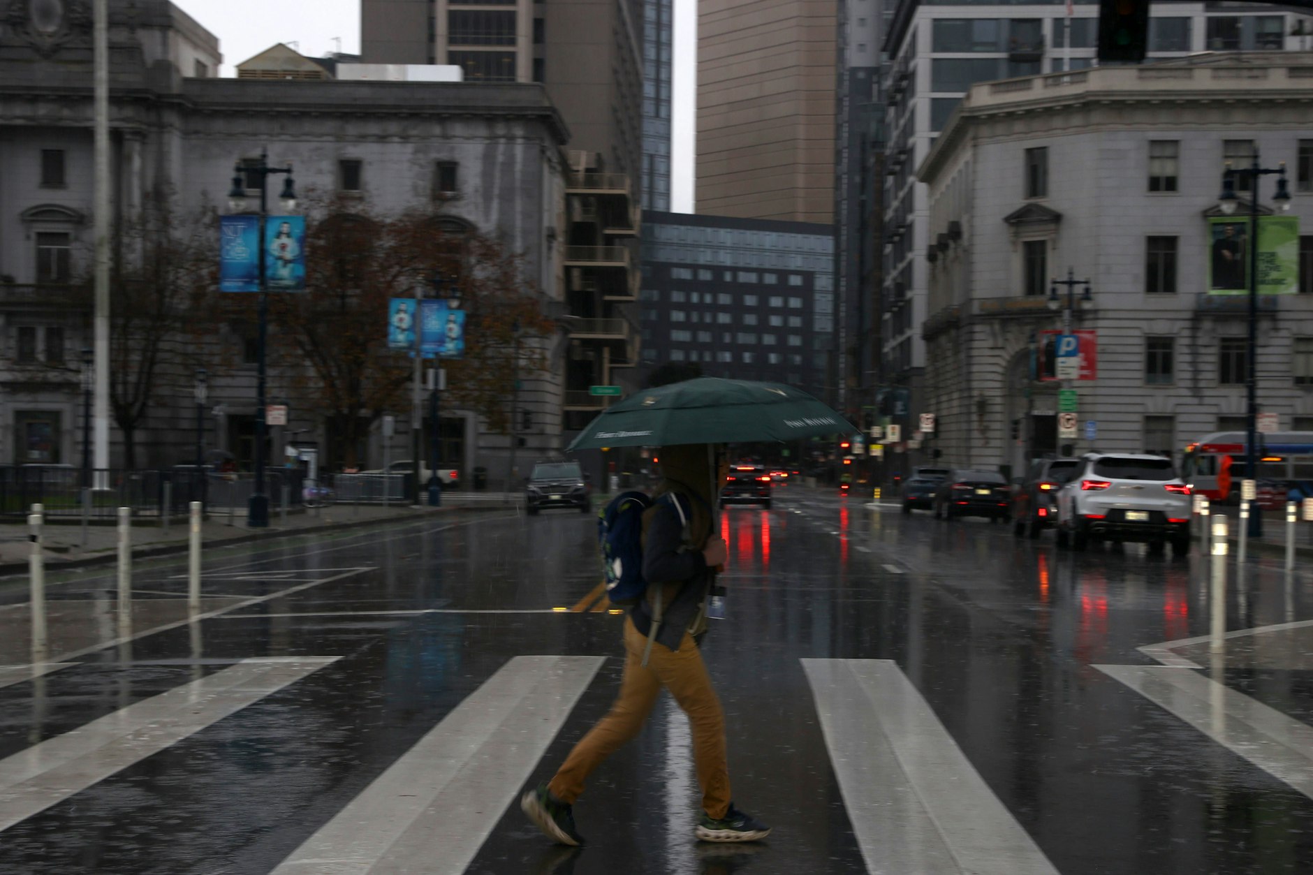 Eine Person läuft vor der San Francisco City Hall über einen Zebrastreifen: Ein Unwetter sorgt derzeit in Kalifornien für schwere Regenfälle.