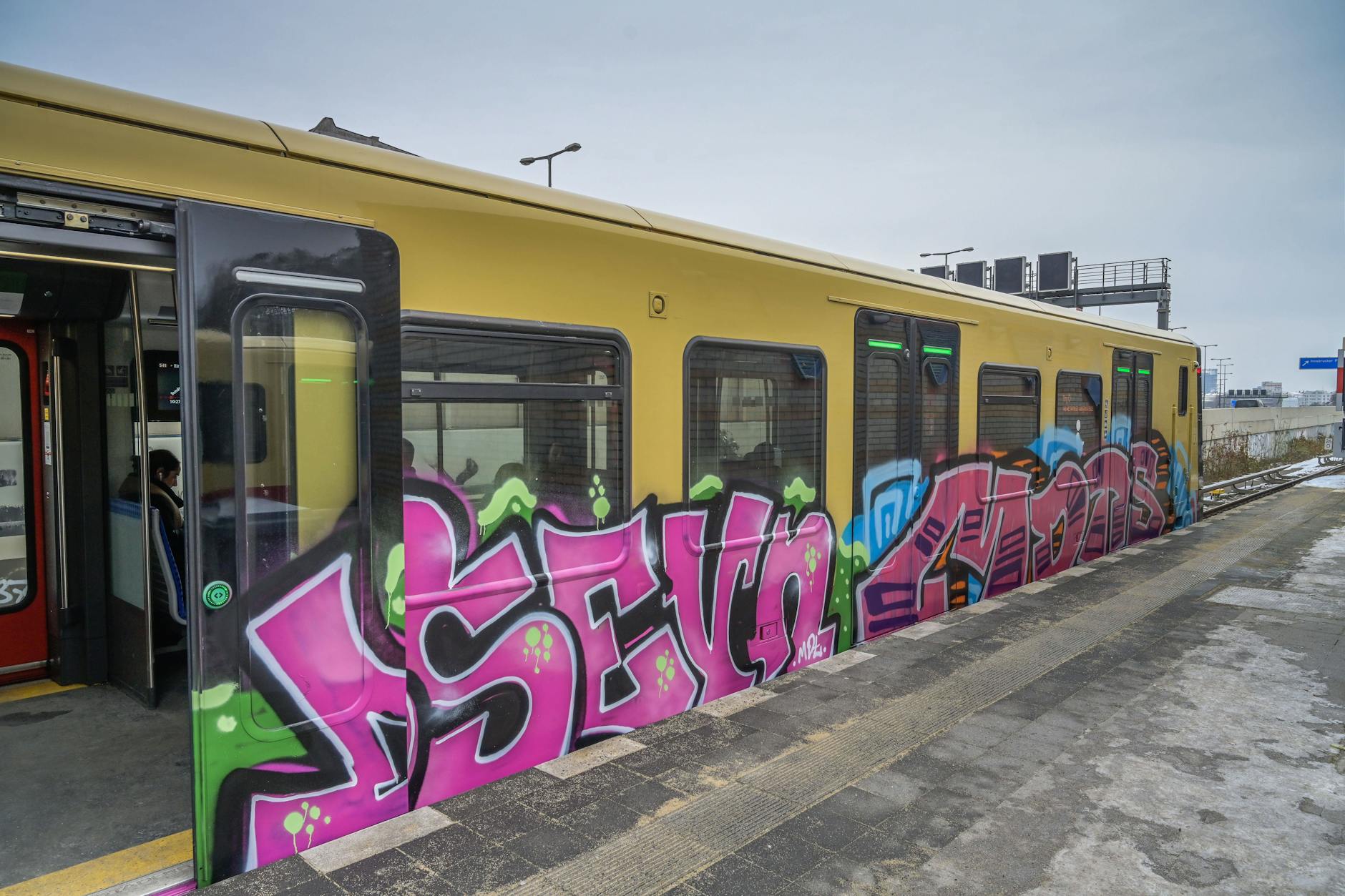 Die S-Bahn in Berlin kämpft seit Jahren mit Vandalismus-Schäden, vor allem mit Graffiti-Schmierereien.