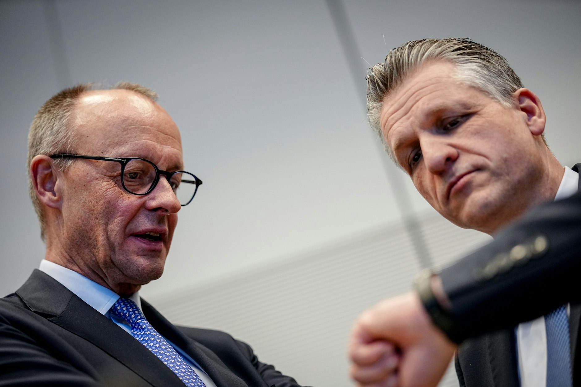 Kanzleramtschef Thorsten Frei (CDU, re.) hat da mal so eine Idee zur Kostenkontrolle im deutschen Gesundheitssystem. Hier zusammen mit seinem Boss Bundeskanzler Friedrich Merz (CDU).