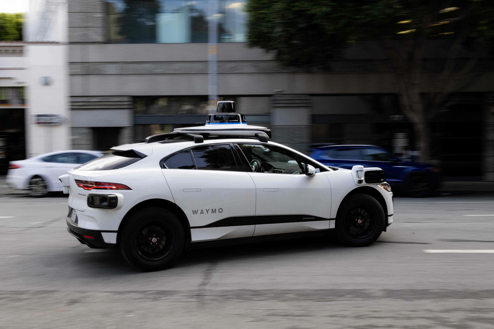 USA: Ein Waymo Robotaxi im kalifornischen San Francisco. Als im Dezember der Strom in der Metropole ausfiel, blieben auch die autonomen Taxis stehen.