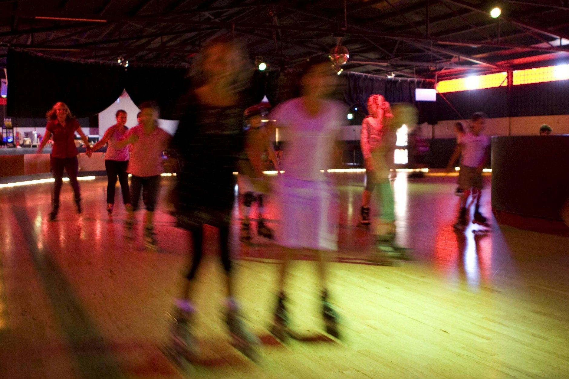 Die Rollschuhdisco schwappte einst aus den USA rüber nach Europa und Deutschland.