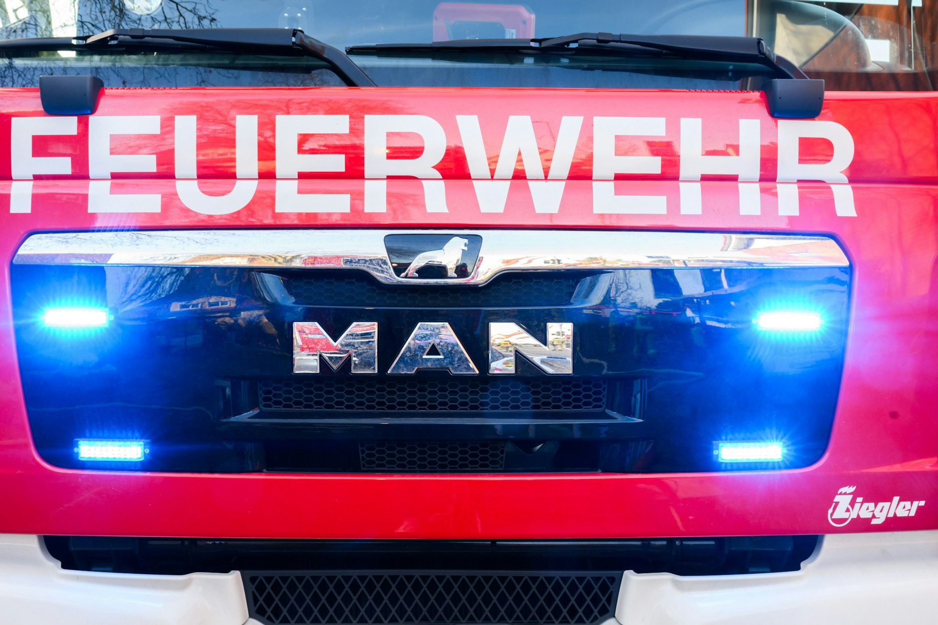 Feuer bricht in Café aus – drei Verletzte