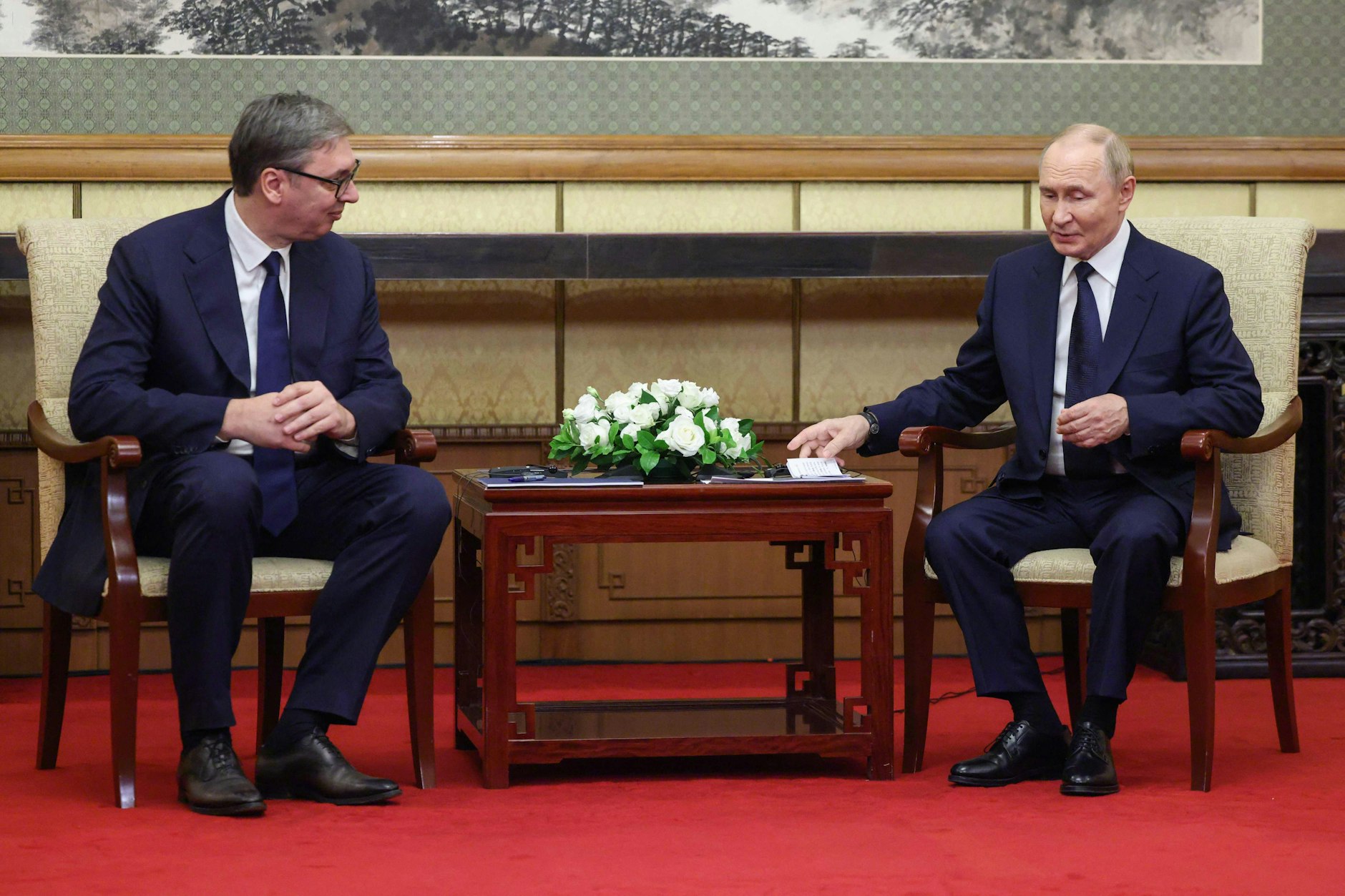 Der Kreml-Chef Wladimir Putin trifft sich am 2. September 2025 im Gästehaus Diaoyutai in Peking mit dem serbischen Präsidenten Aleksandar Vučić (Symbolbild).