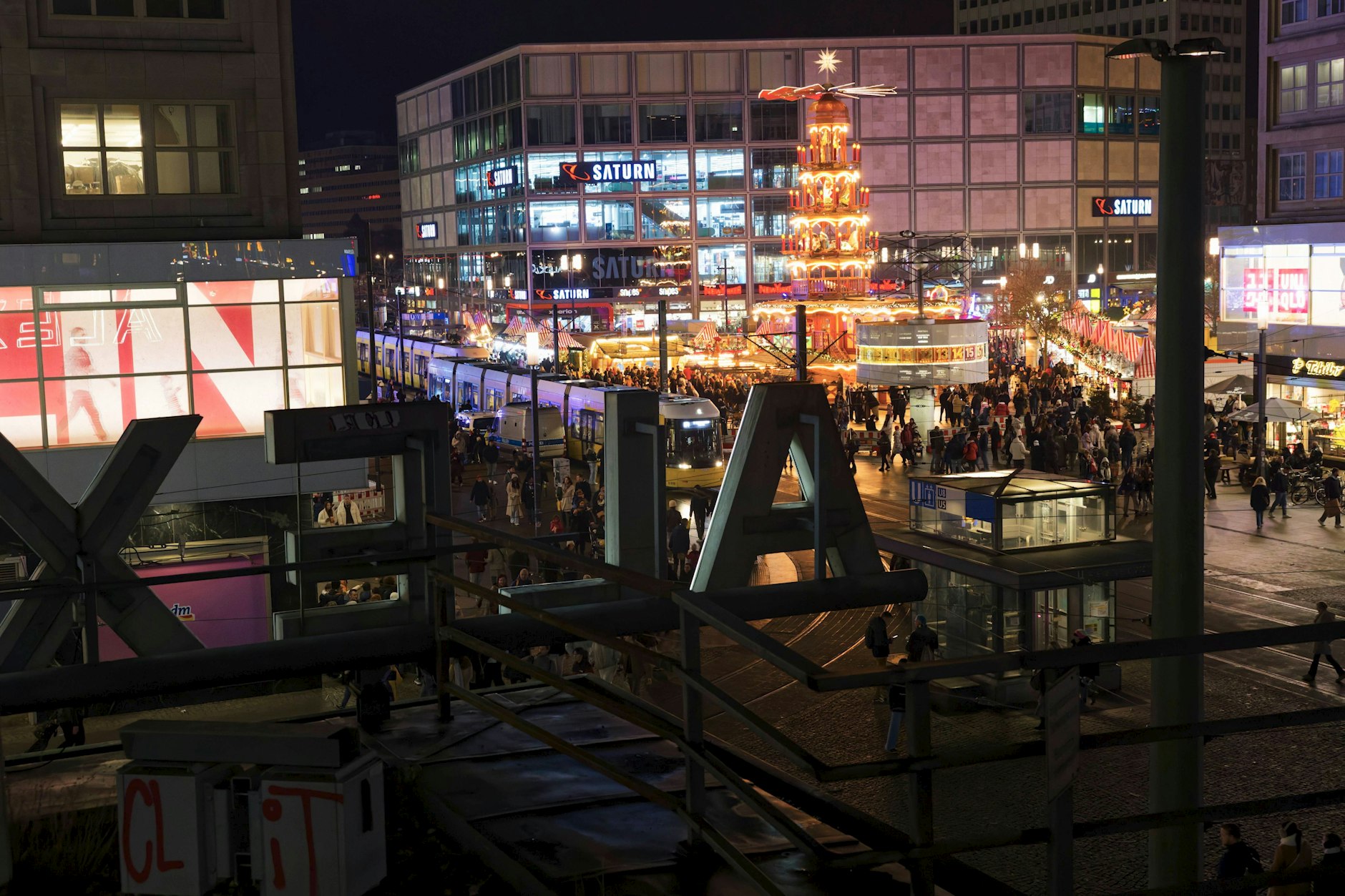 Die Geschäfte am Alexanderplatz können nicht unbedingt klagen. Die Weihnachtsmärkte ziehen viele Kunden an.