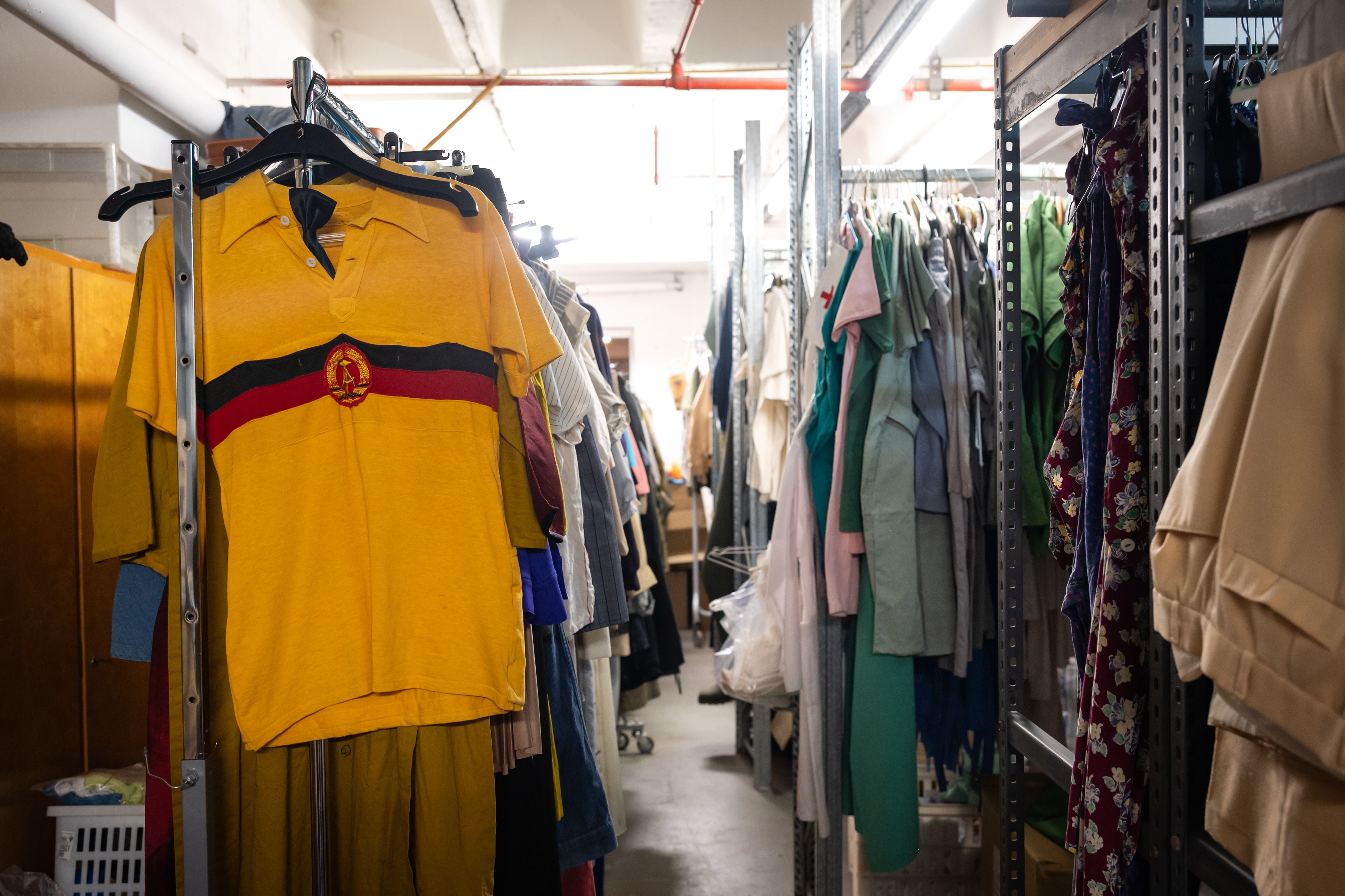 Wunderkammer Adlershof: Wie weiter im Kostüm- und Requisitenfundus des DDR-Fernsehens?