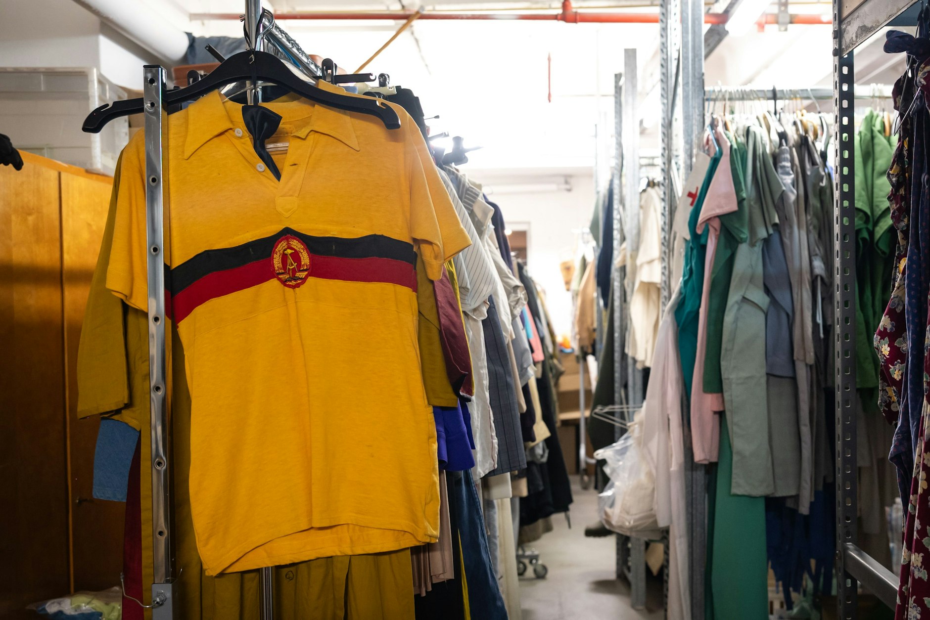 Ein Sporttrikot aus DDR-Zeiten, als das Land reihenweise Olympiasieger hervorbrachte: heute im Fundus Adlershof bereit für Filmauftritte