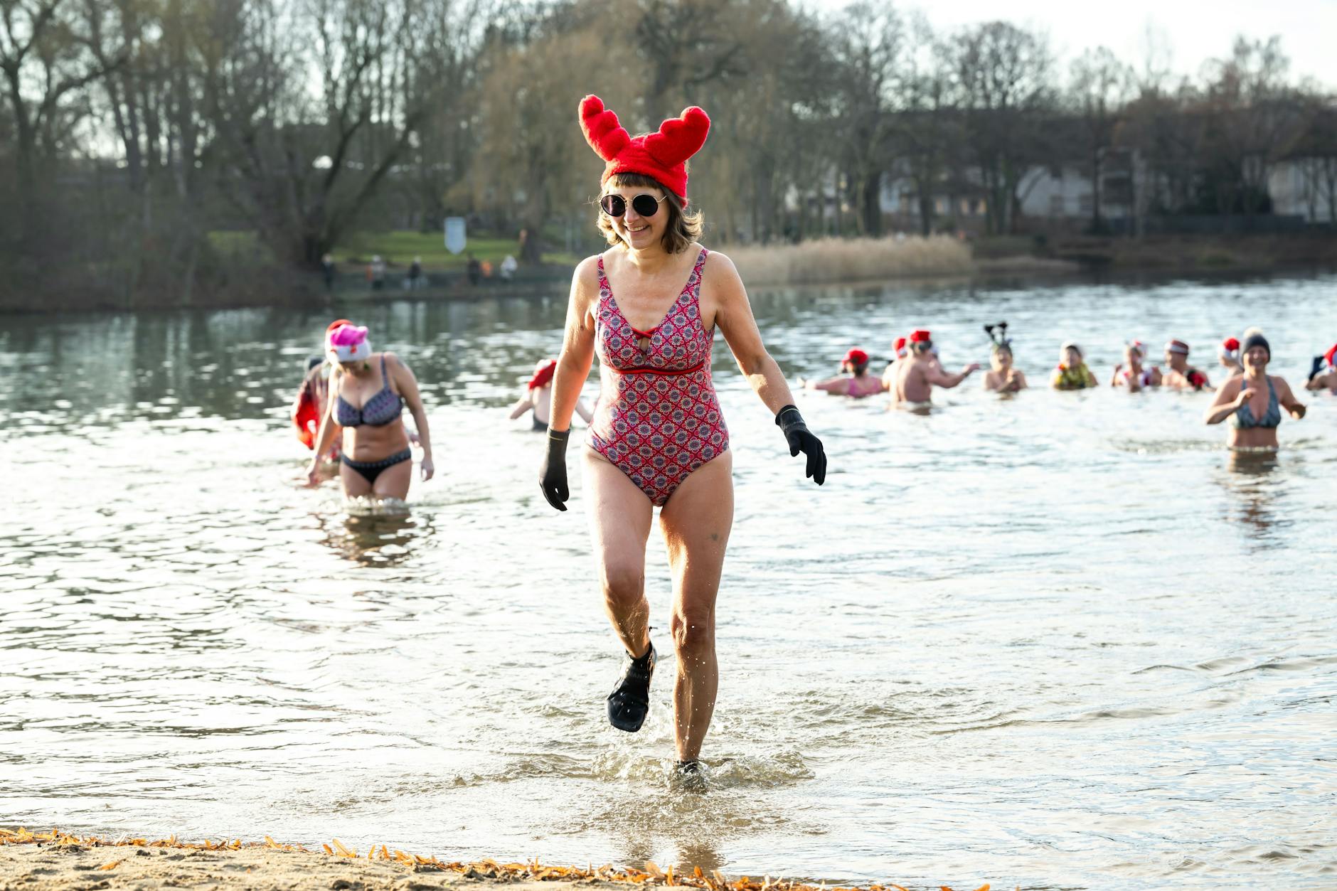 Bei den kalten Temperaturen hielten es die Badegäste nicht lange im Wasser aus.