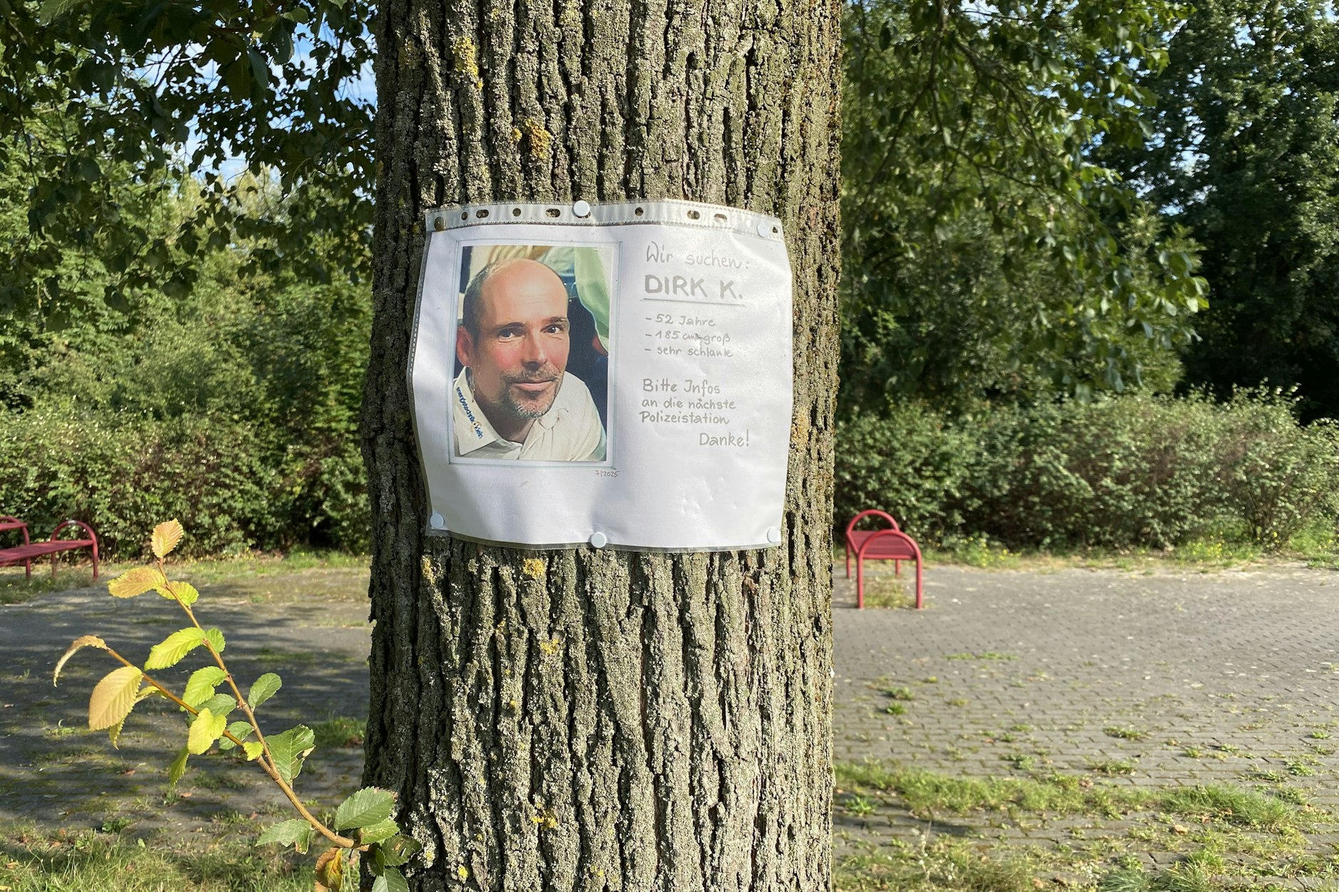 Auf dem Autobahnparkplatz „Jühnsdorfer Heide“ suchen Verwandte nach dem vermissten Familienvater Dirk Krämer.