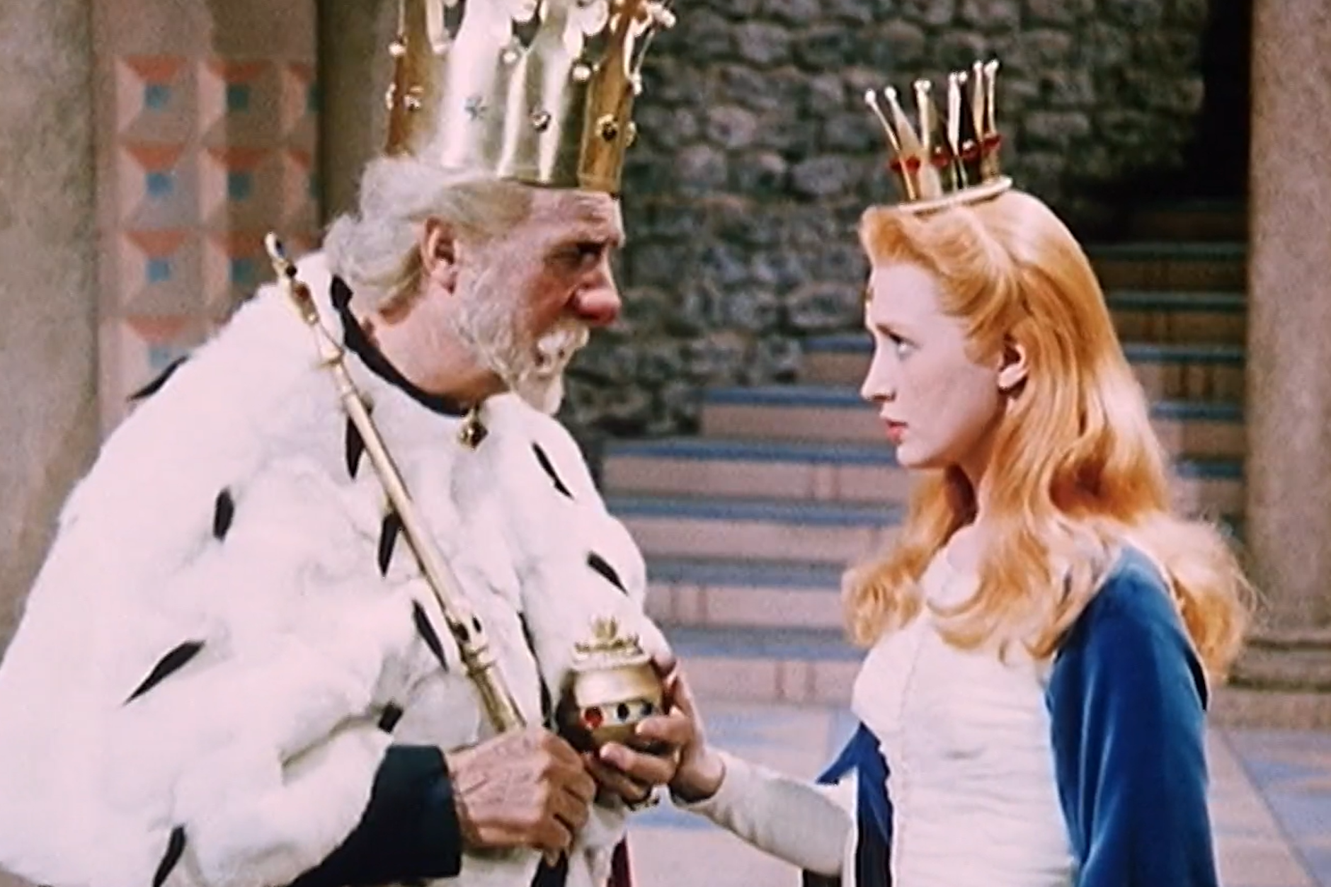 Im Märchen „Die Prinzessin mit dem goldenen“ Stern hat der König seine Prinzessin einem anderen Herrscher als Frau versprochen.