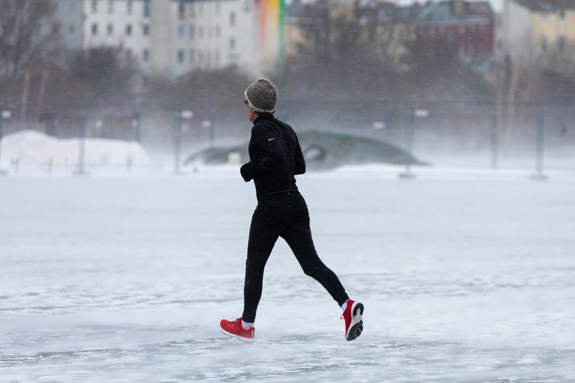 Ein Jogger bei Eis und Schnee auf dem Tempelhofer Feld