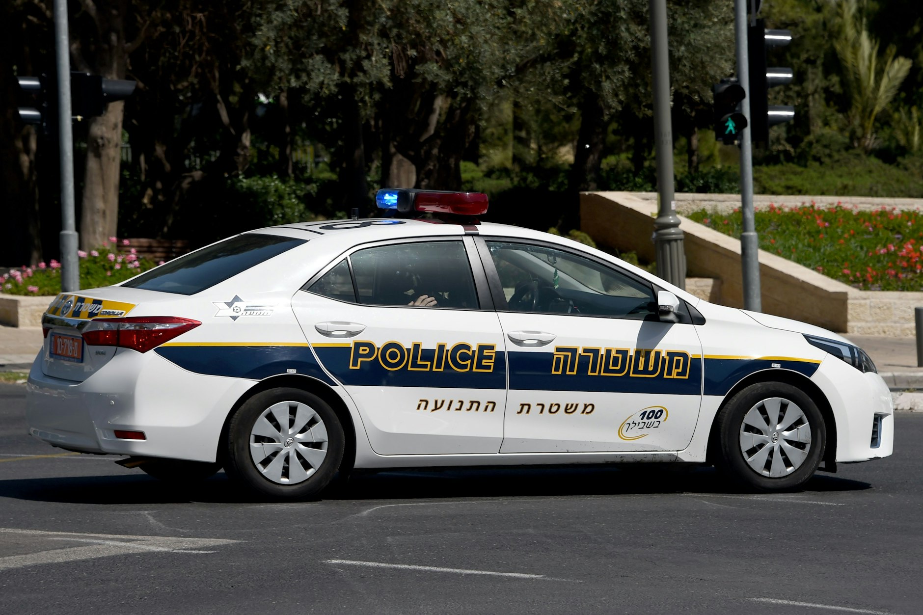 Ein israelischer Polizeiwagen steht in der Nähe eines Tatortes.