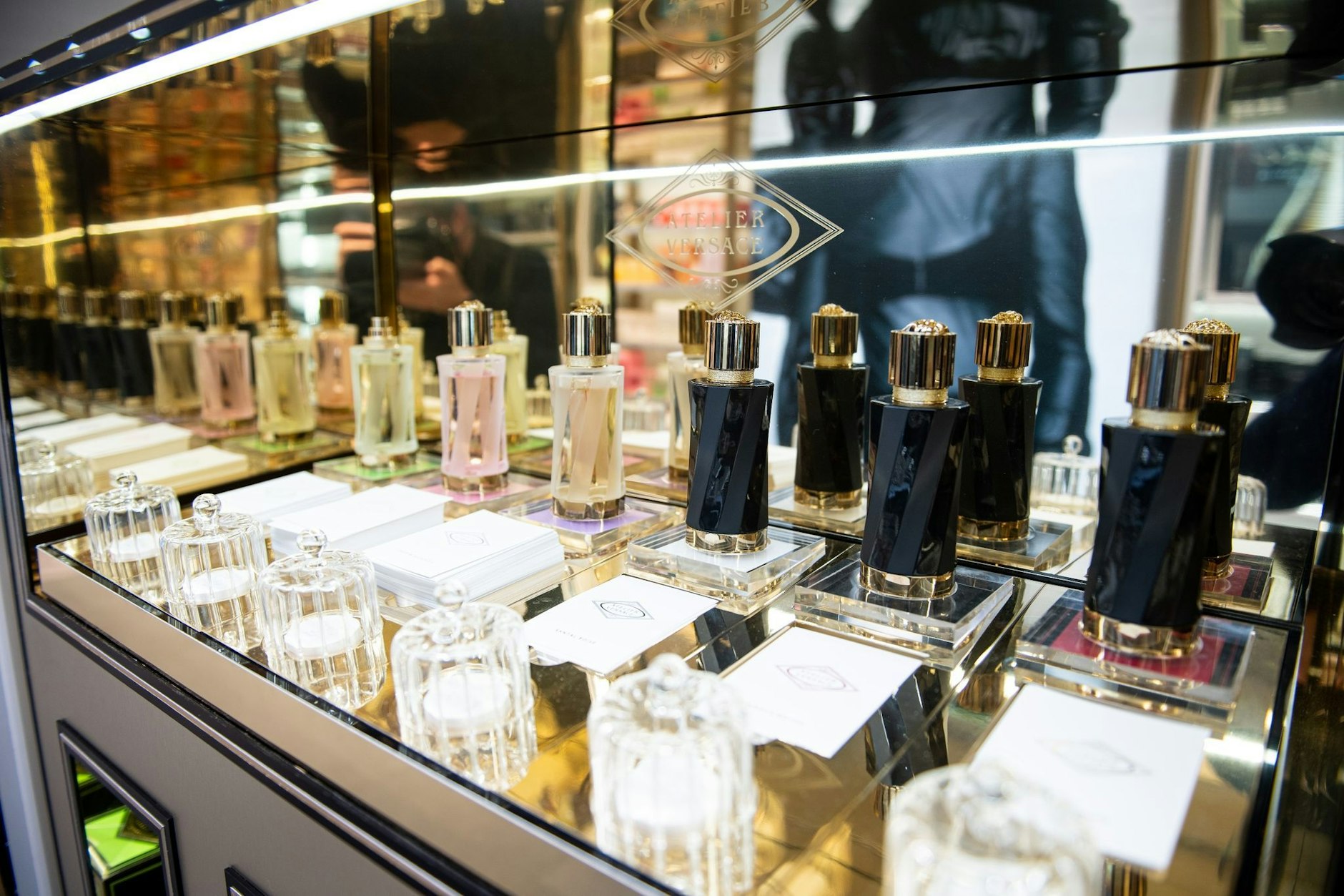 Flacons in einer Parfümerie: Künftig sind mehr Stoffe in Kosmetika kennzeichnungspflichtig, die Allergien auslösen können.