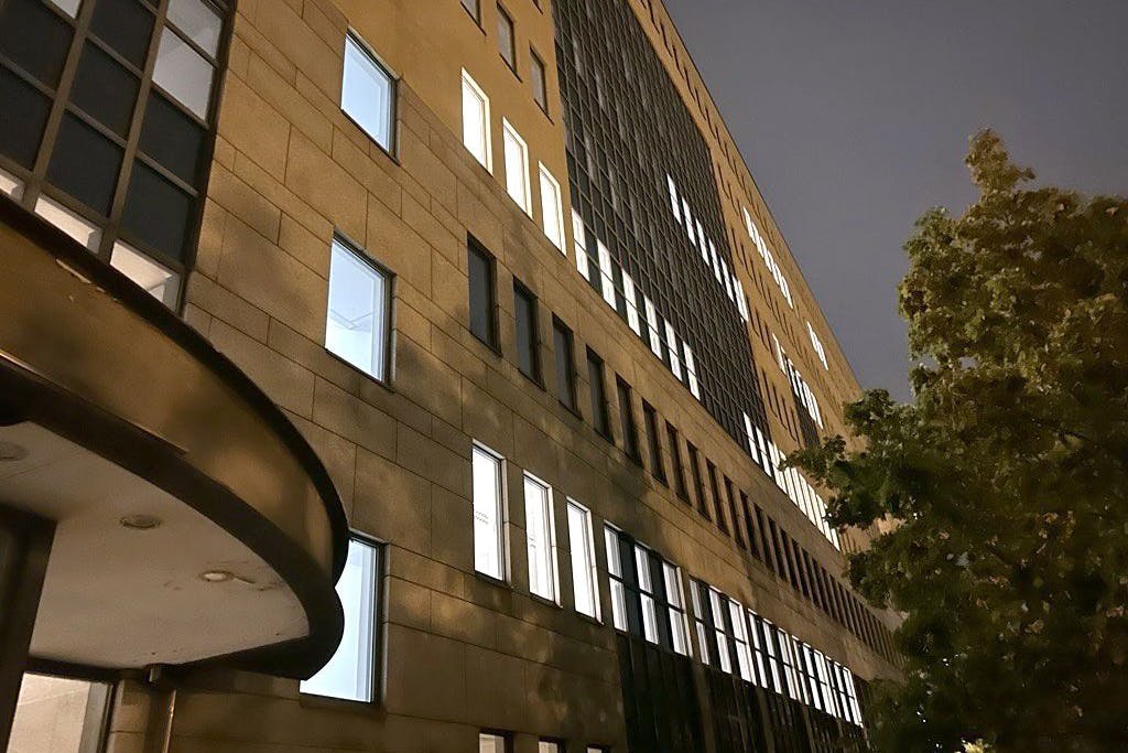 Keiner da, aber das Licht brennt – in einem der größten Bürogebäude Berlins.