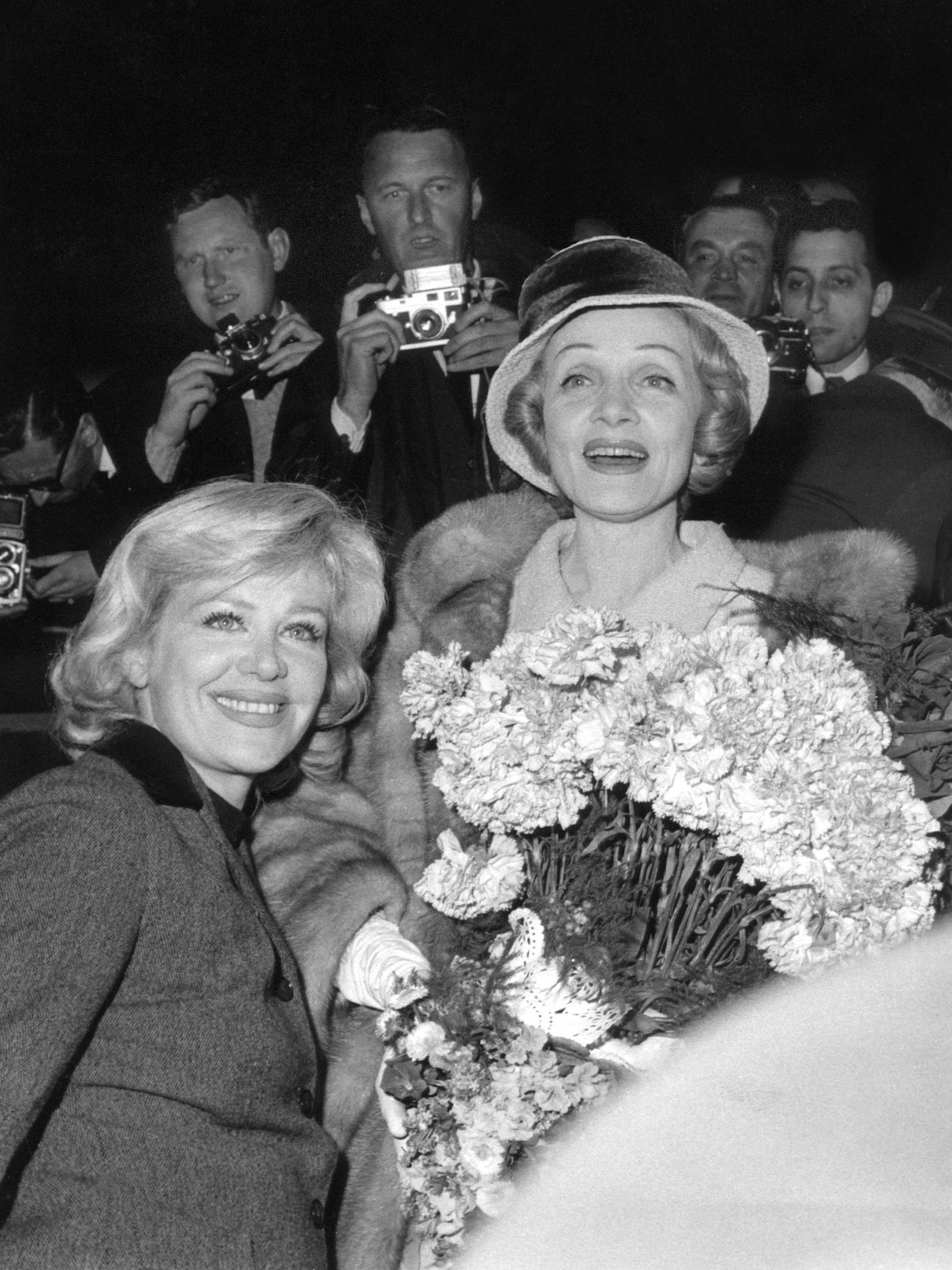 Marlene Dietrich (r.) wurde 1960 von Hildegard Knef bei ihrer Ankunft in West-Berlin begrüßt.