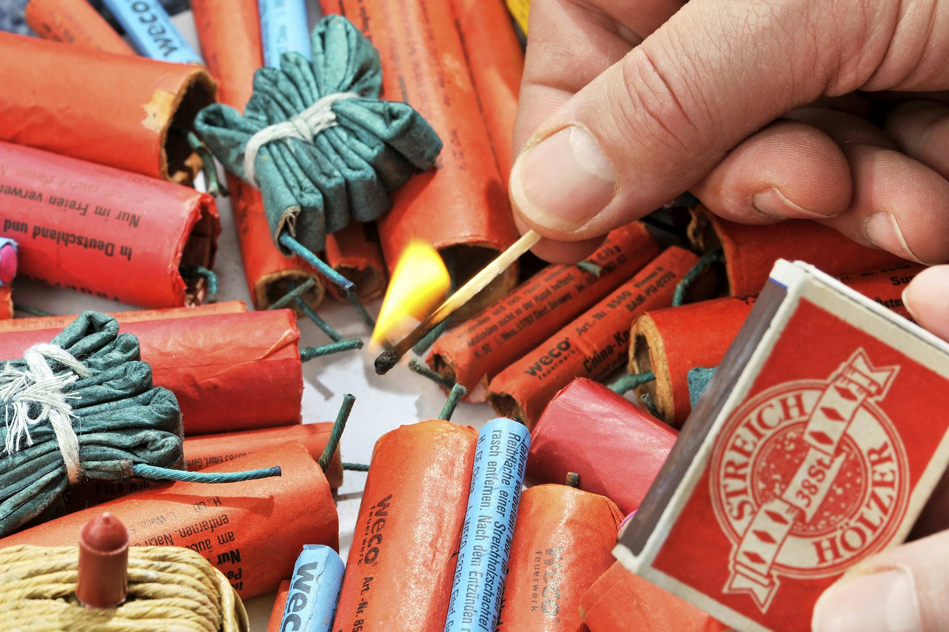 Knallfeuerwerk ist in einigen Berliner Bezirken nur zwischen 18 Uhr am Silvesterabend und 7 Uhr am Neujahrsmorgen erlaubt. Kontrollieren kann das aber kaum jemand.