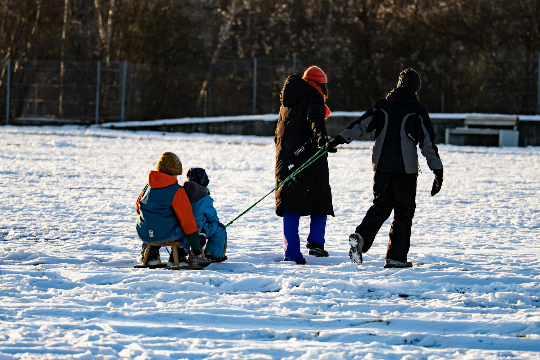 Mit dem Schlitten auf das Tempelhofer Feld: Das ging zuletzt im Februar 2025. Auch der Januar soll nun noch einmal richtig winterlich werden.