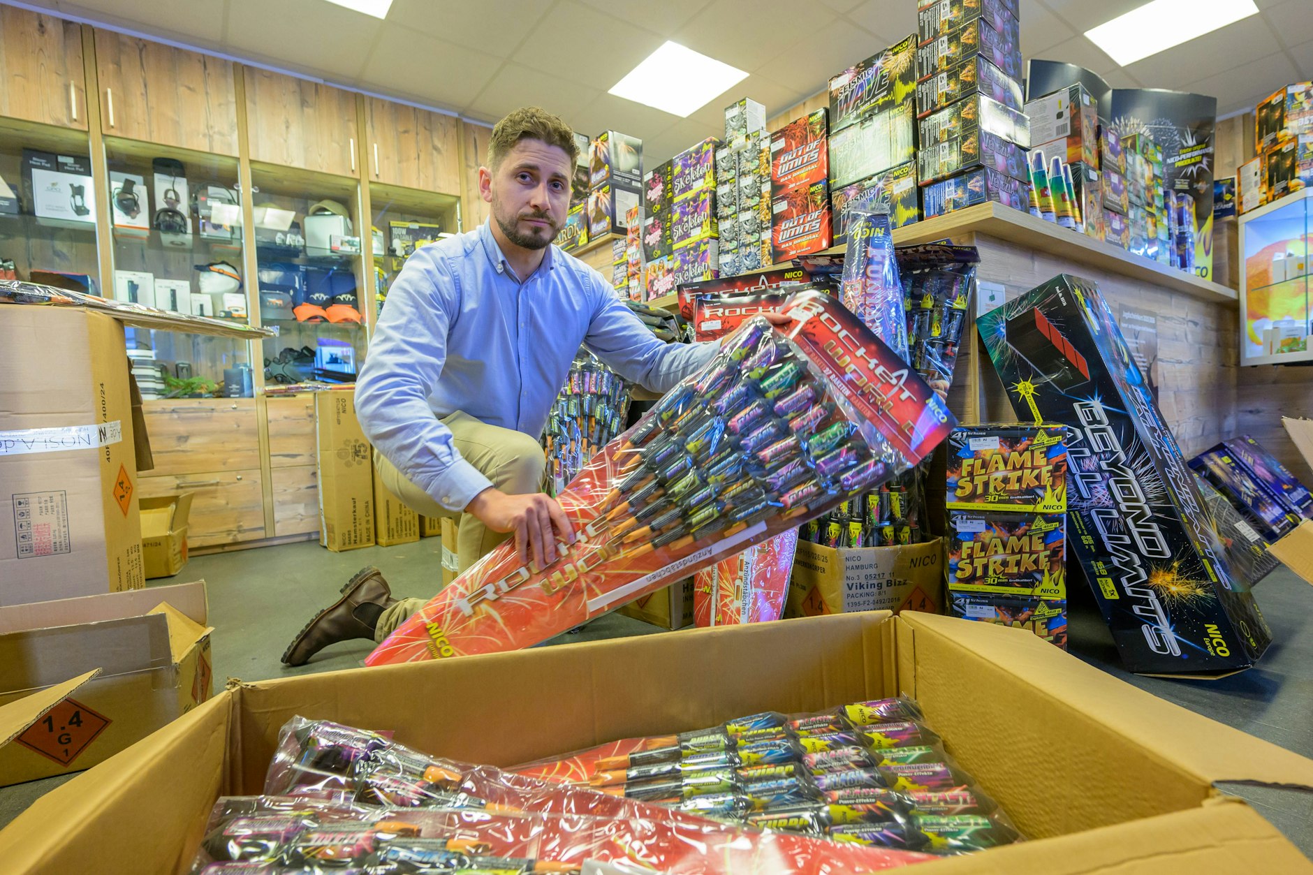 Geschäftsinhaber wie Moritz Schulte aus Altenbochum bereiten schon ihre Geschäfte für den Feuerwerksverkauf vor. Los geht es am 29. Dezember um Mitternacht.