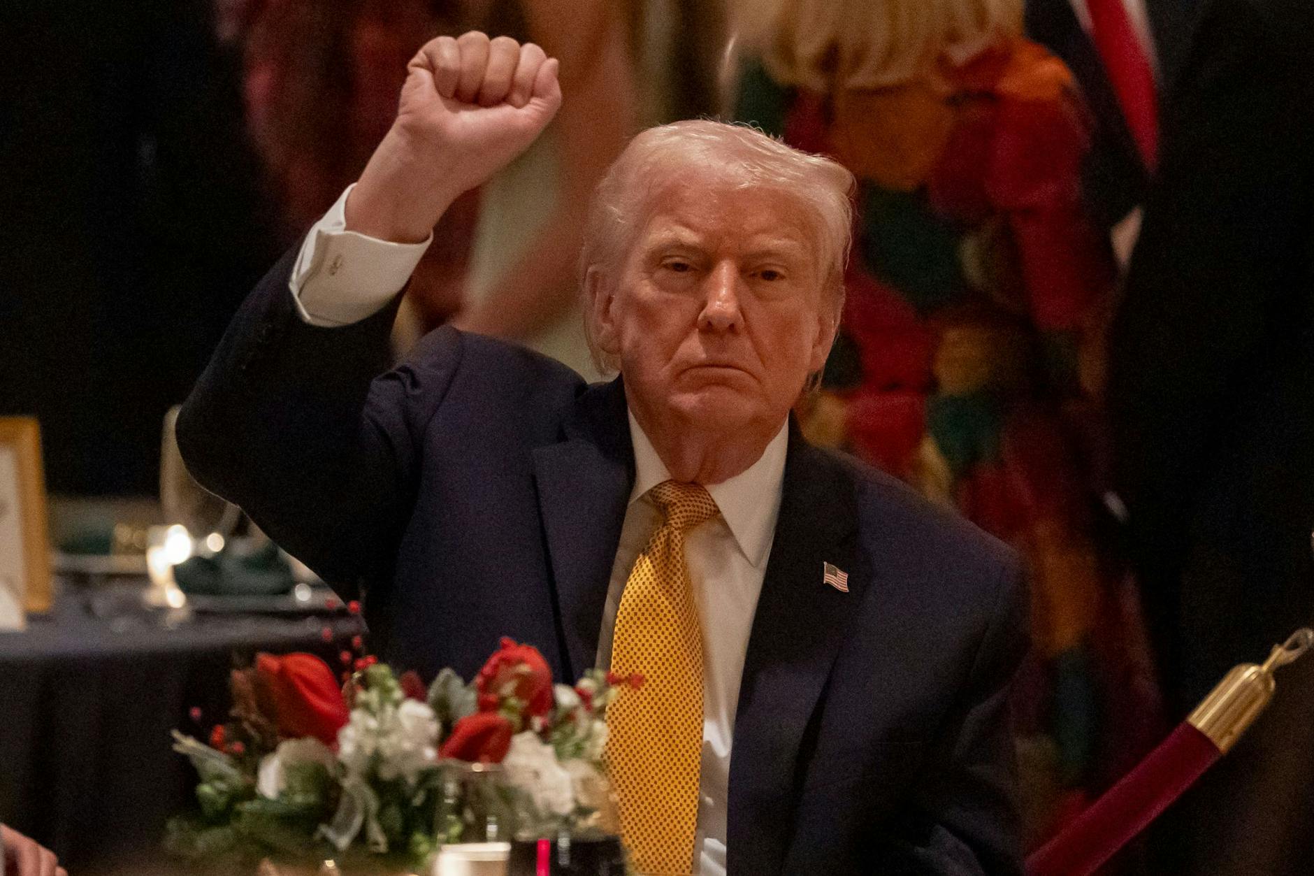 US-Präsident Donald Trump zeigt seine Faust beim Abendessen am Heiligabend in seinem Club Mar-a-Lago in Palm Beach, Florida.