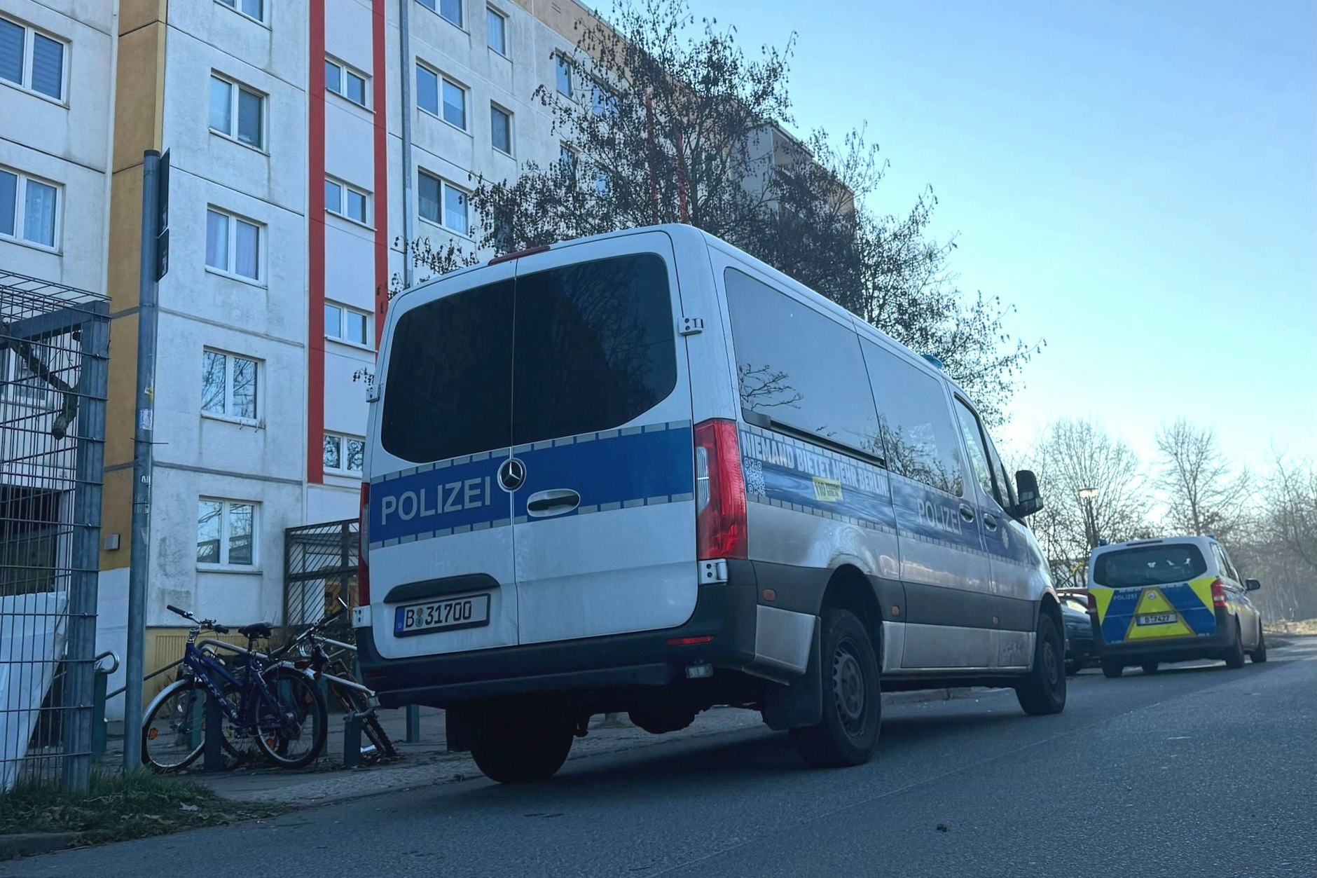 Bei einem Einsatz der Polizei in Berlin-Hellersdorf ist ein Mann durch einen Schuss aus einer Polizeiwaffe verletzt worden.