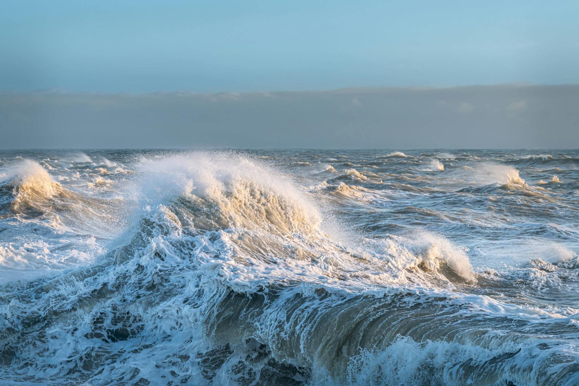 Bei rauen Wellen gingen Weihnachtsbader im Ärmelkanal ins Wasser. Zwei Teilnehmer tauchten nicht wieder auf.