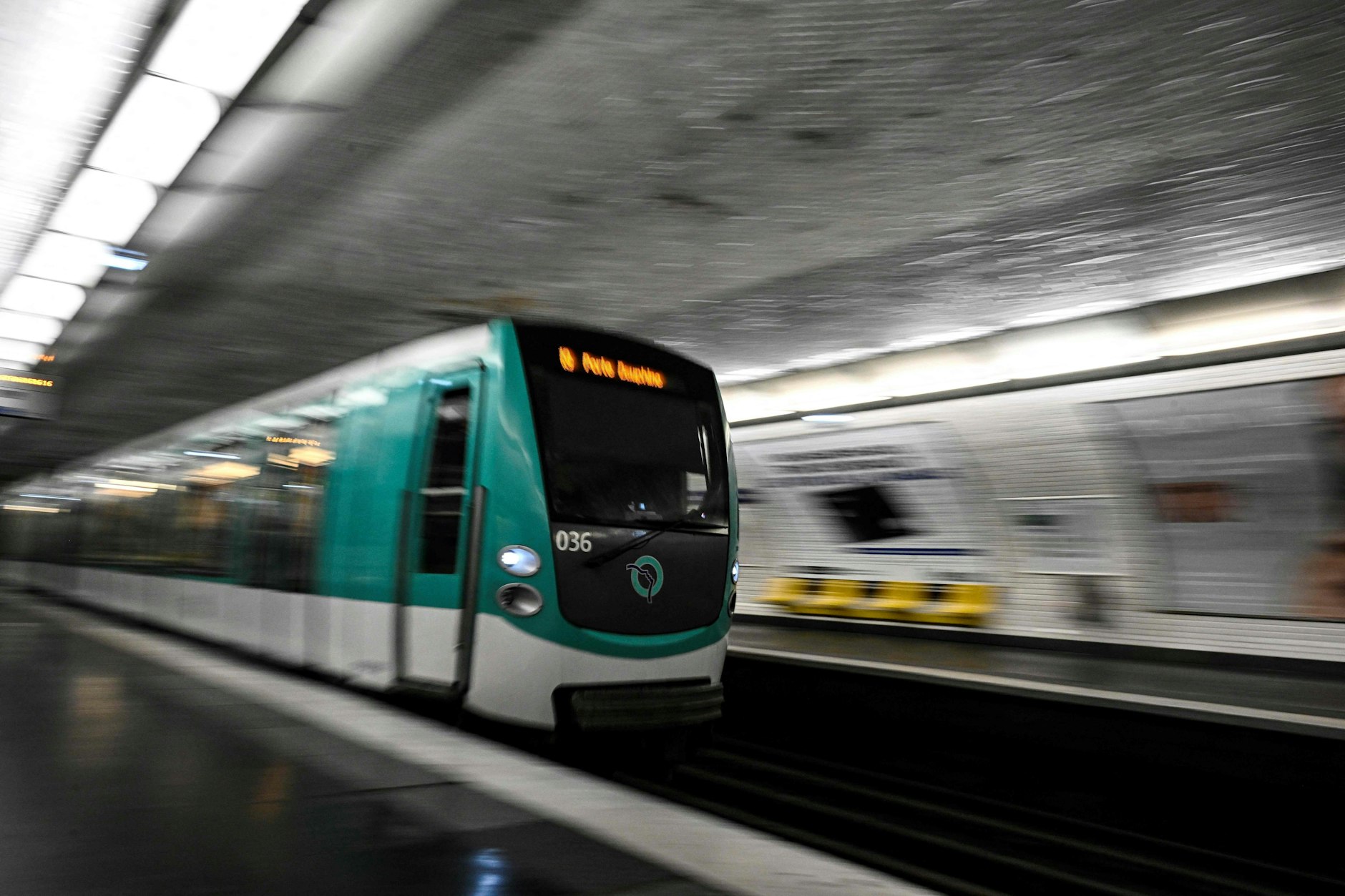 Die Messerangriffe ereigneten sich in der Pariser Metro, der U-Bahn der französischen Hauptstadt.