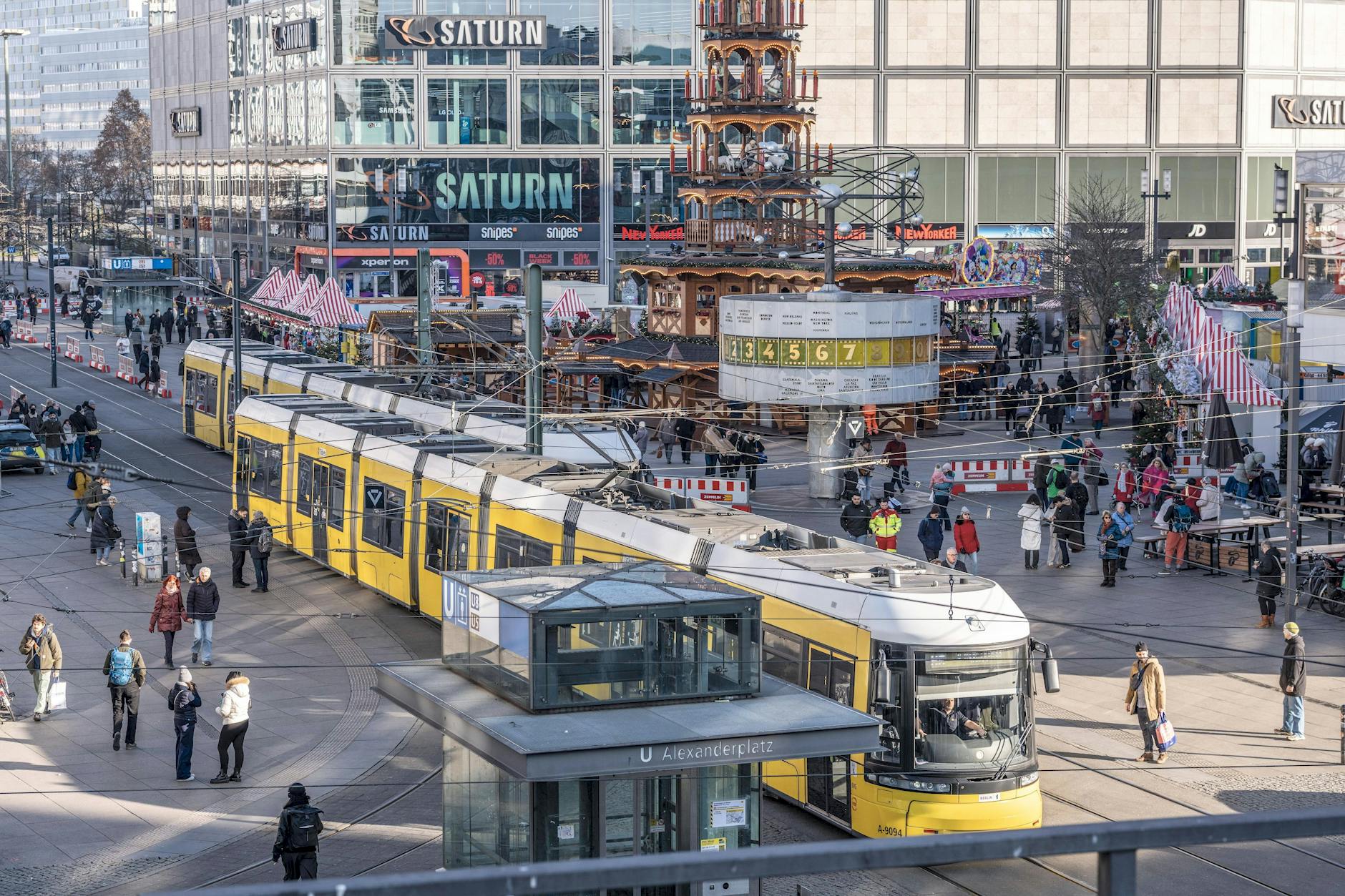 Der Alexanderplatz ist einer der Verkehrsknotenpunkte in Berlin. Wer mit der Straßenbahn fährt, muss ab Januar mehr zahlen.