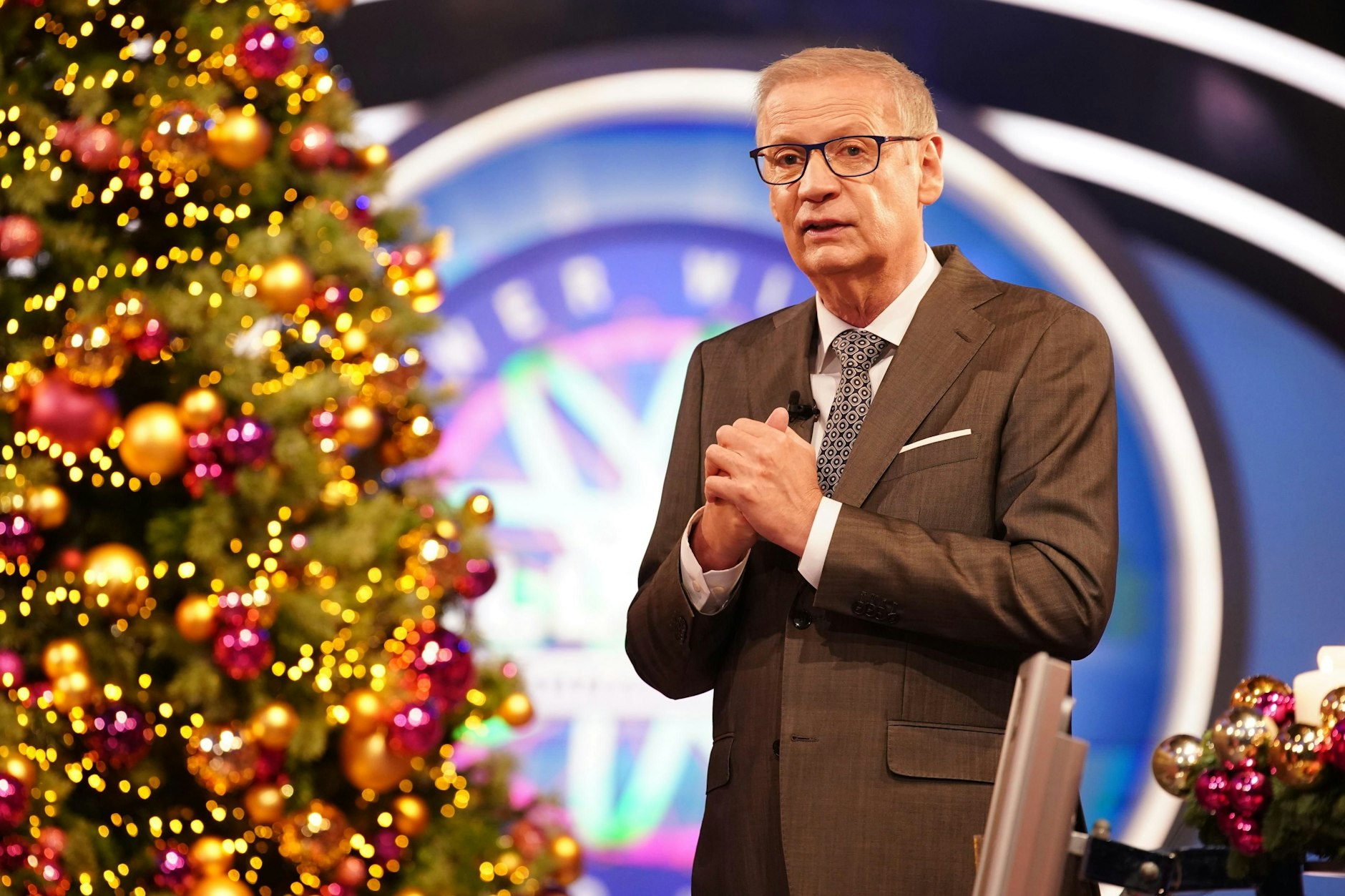 Günther Jauch moderiert „Wer wird Millionär?“ schon seit 1999. Aktuell beschenkt er seine Fans mit mehreren Weihnachts-Specials.