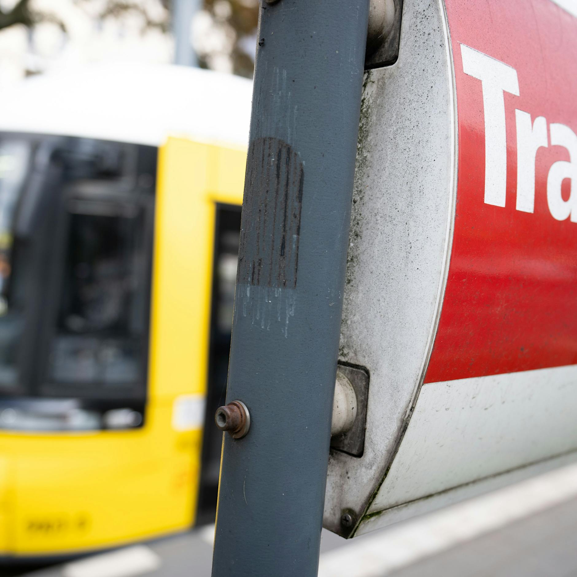 Auto kracht in Marzahn mit Straßenbahn zusammen
