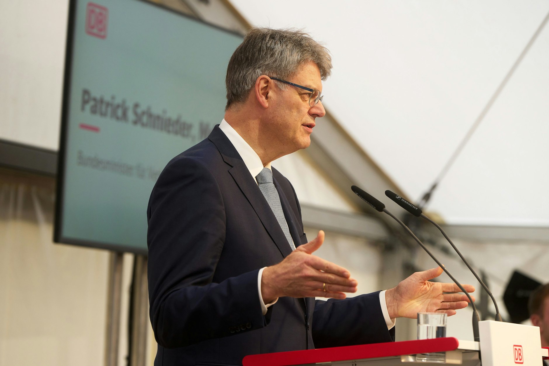 Bundesverkehrsminister Patrick Schnieder (CDU) dämpft Erwartungen auf sinkende Preise bei Flugtickets.