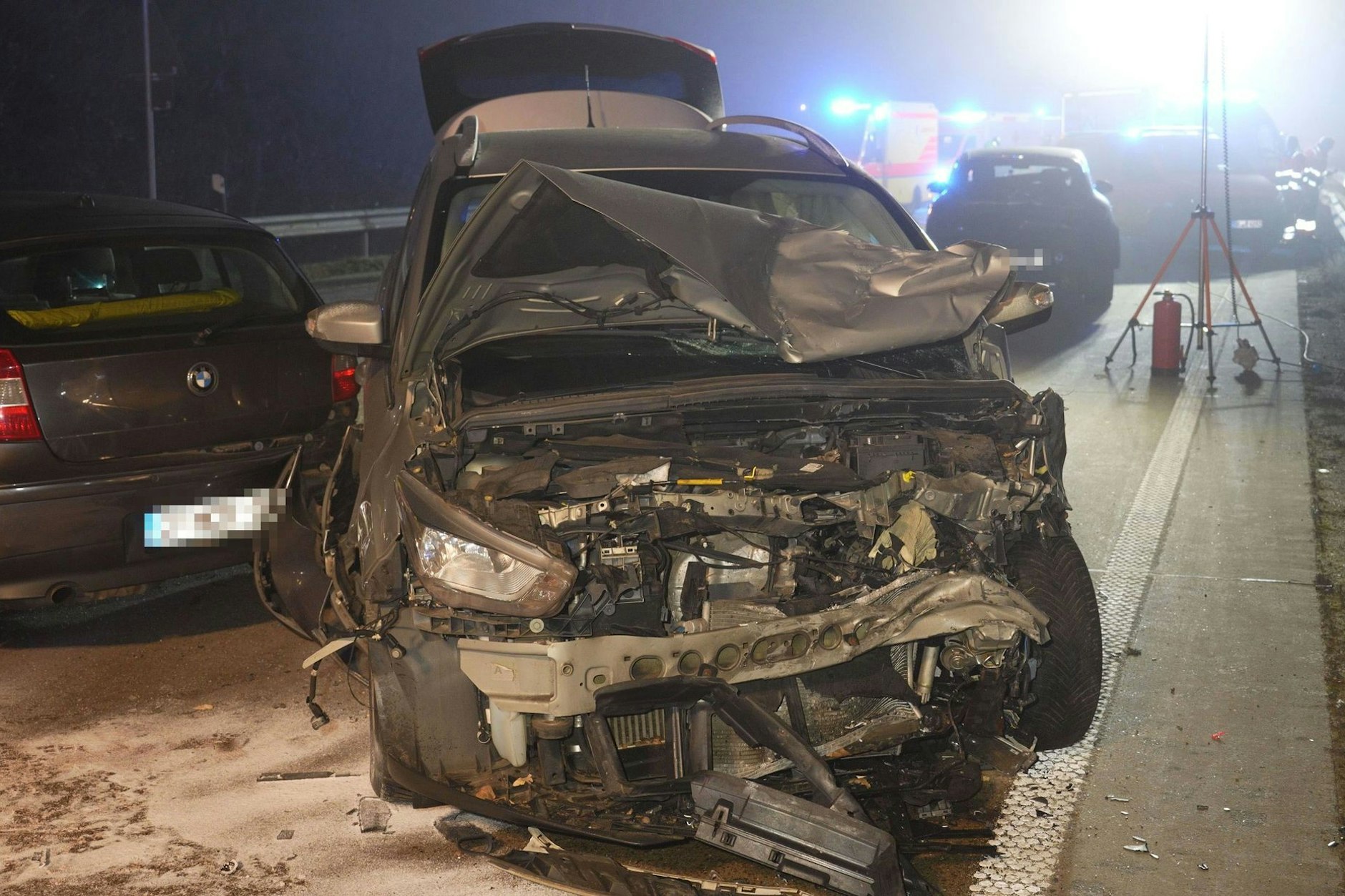 Zerstörte Autos stehen nach einem Mega-Crash auf der A1. Dreizehn Menschen sind bei dem Unfall auf der spiegelglatten Fahrbahn verletzt worden.