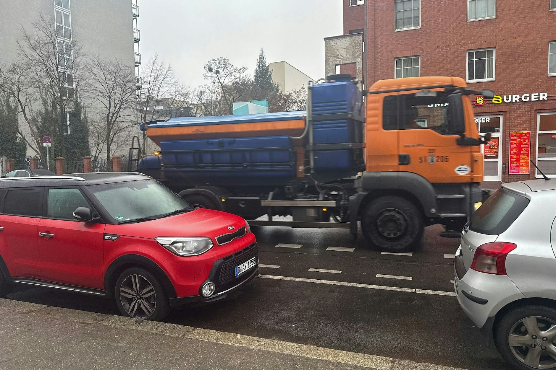 Im Dauereinsatz gegen die Glätte. Ein Streufahrzeug der BSR ist auf den Straßen unterwegs, um Eis und Reif zu bekämpfen.