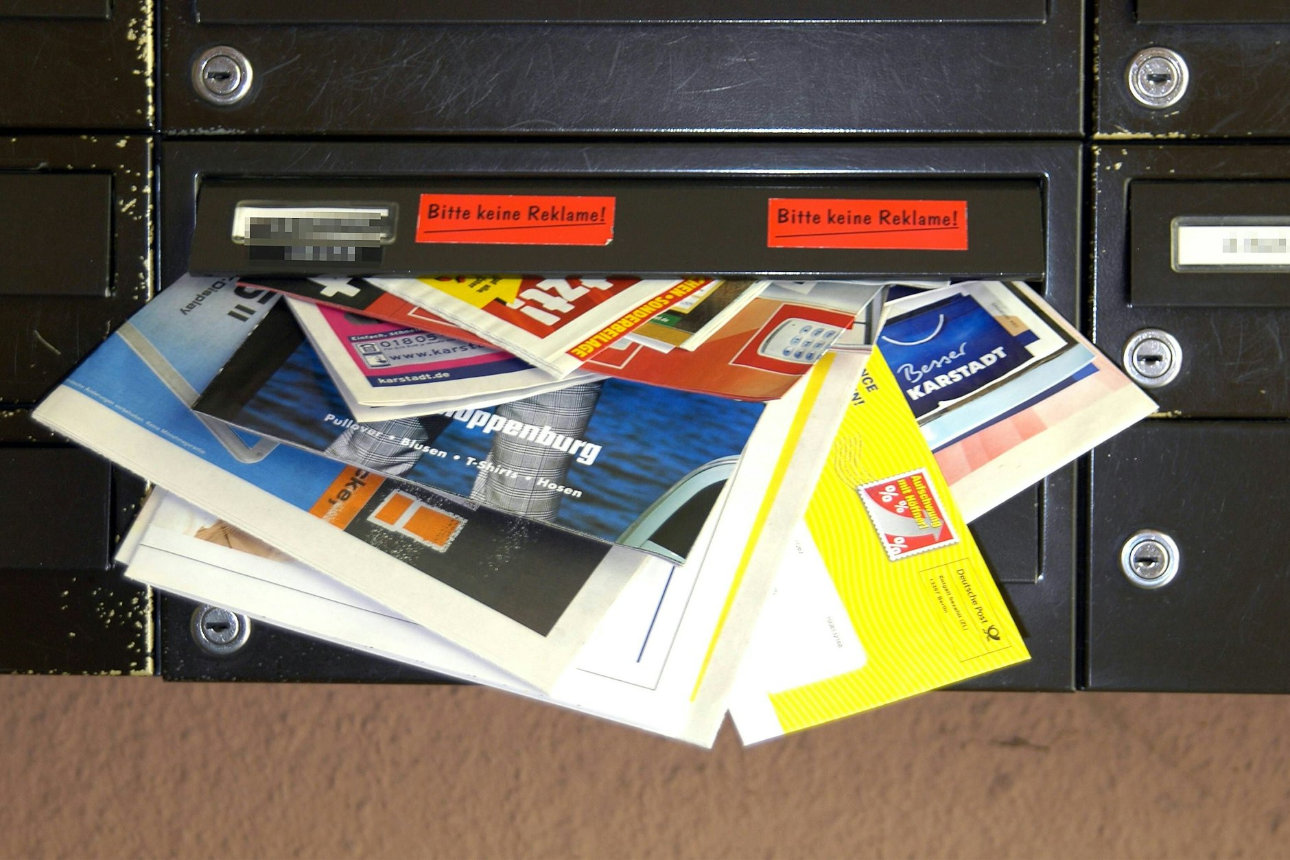 Das ist eine Einladung für jeden Einbrecher. Ein überfüllter Briefkasten signalisiert: Die Bewohner sind offenbar nicht zu Hause.