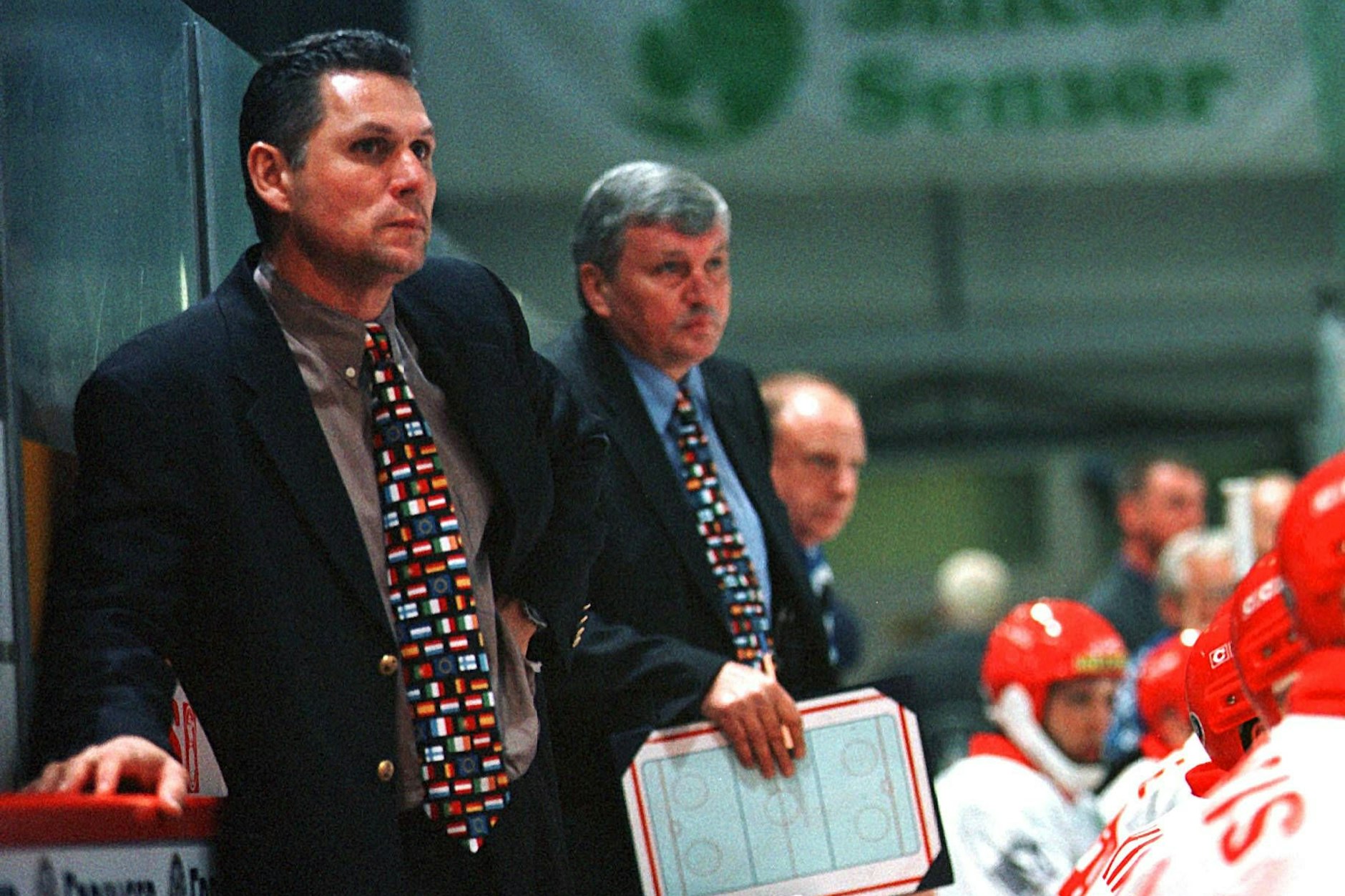 Ende der 1990er-Jahre war Peter John Lee Trainer der Eisbären, Klub-Legende Hartmut Nickel (†74) war sein Assistent.