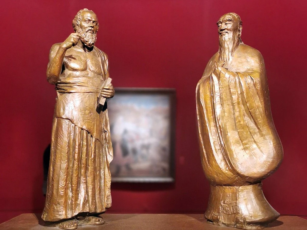 Sokrates und Konfuzius im Dialog: Skulpturen in der chinesischen Nationalgalerie
              in Peking.