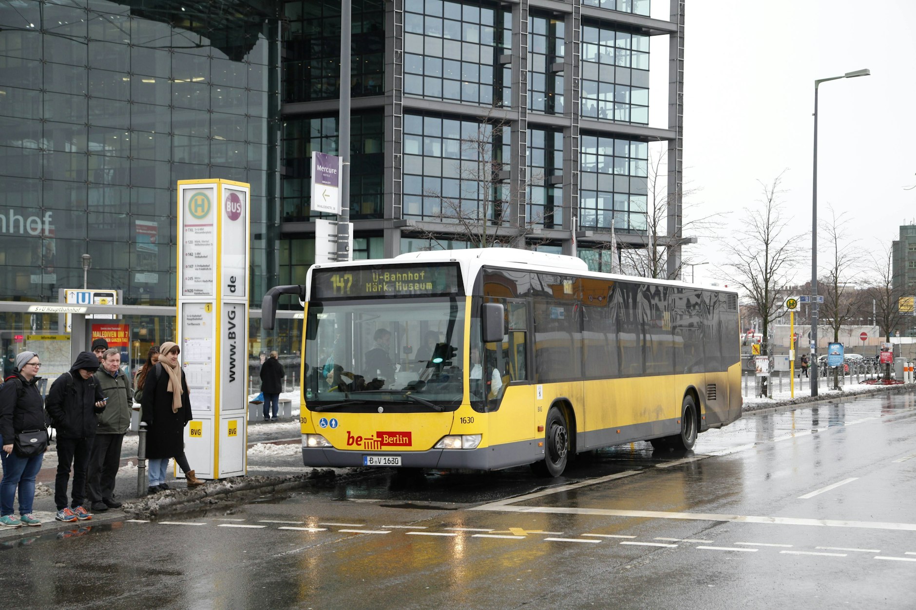 Buslinie 147 am Hauptbahnhof in Berlin: Die Straßen können glatt werden, was auch im Verkehr für Probleme sorgen kann.