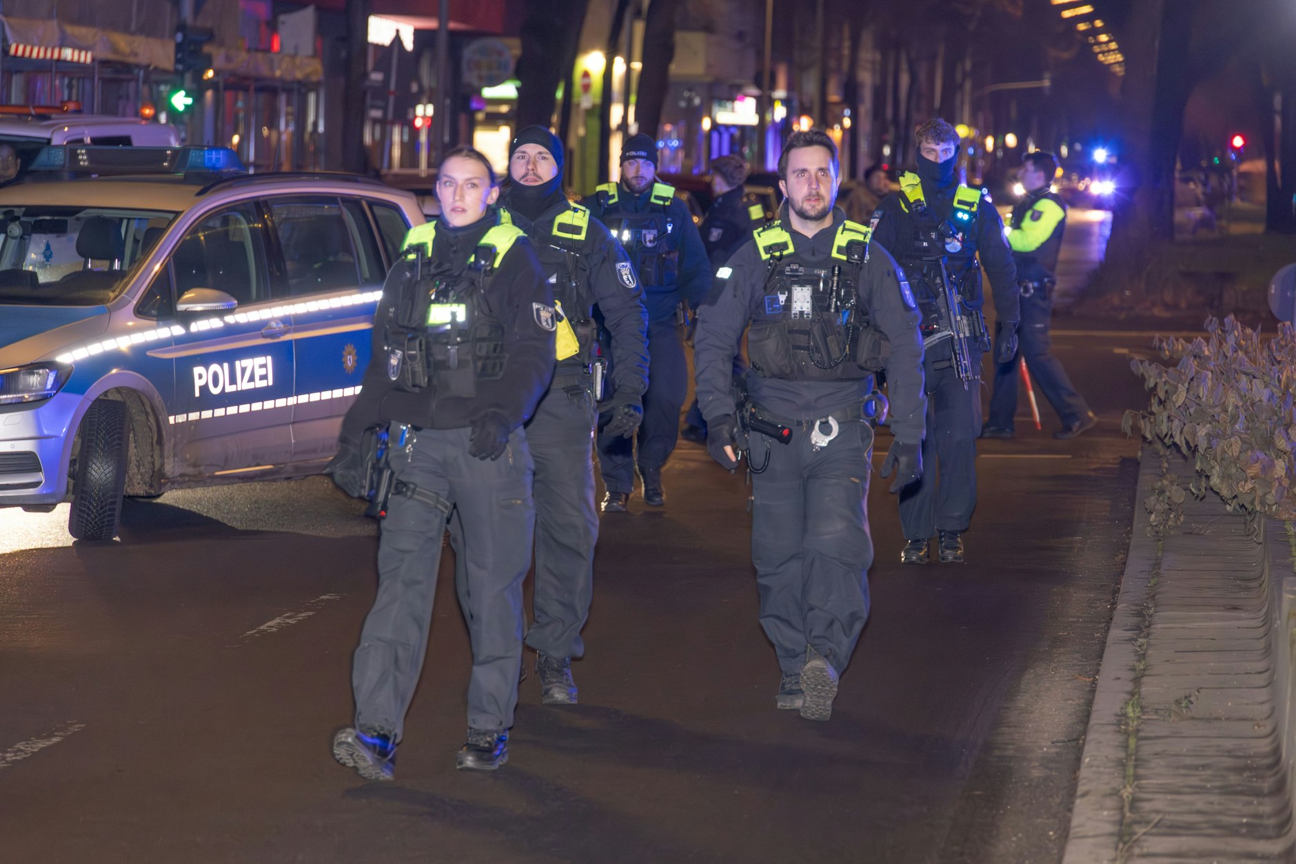 Die Polizei sichert einen Tatort: Am 7. Dezember überfielen zwei junge Männer mit einem Messer einen Spätkauf in der Sonnenallee.