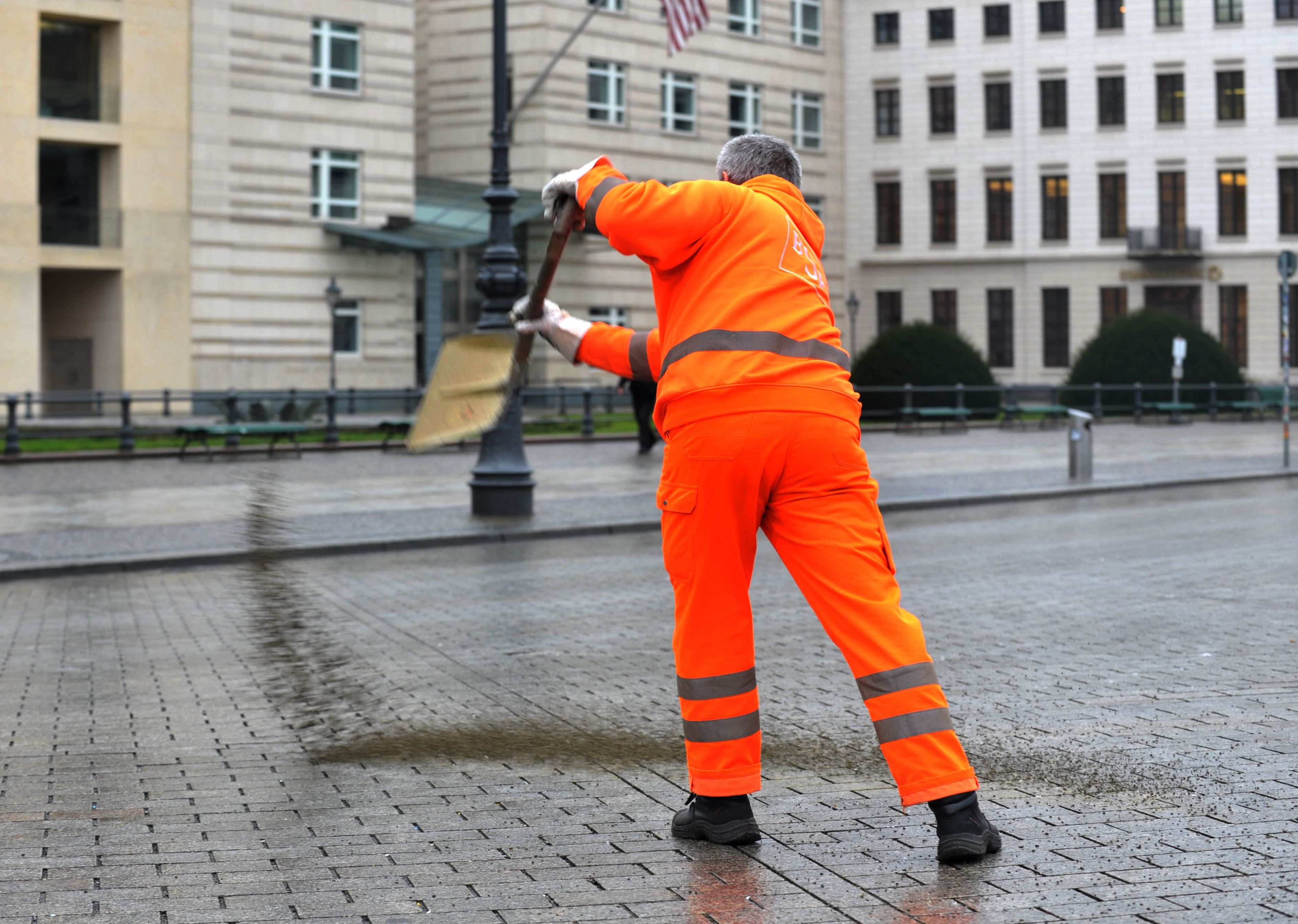 Wer muss bei Glatteis streuen? Bußgeld bis 10.000 Euro droht