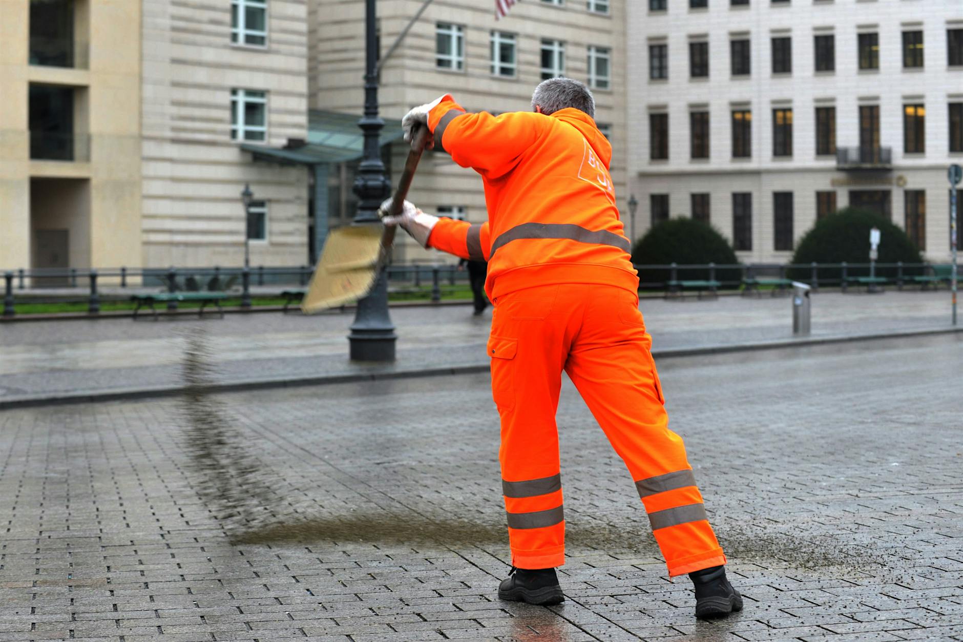 Wer muss bei Glatteis streuen? Bußgeld bis 10.000 Euro droht