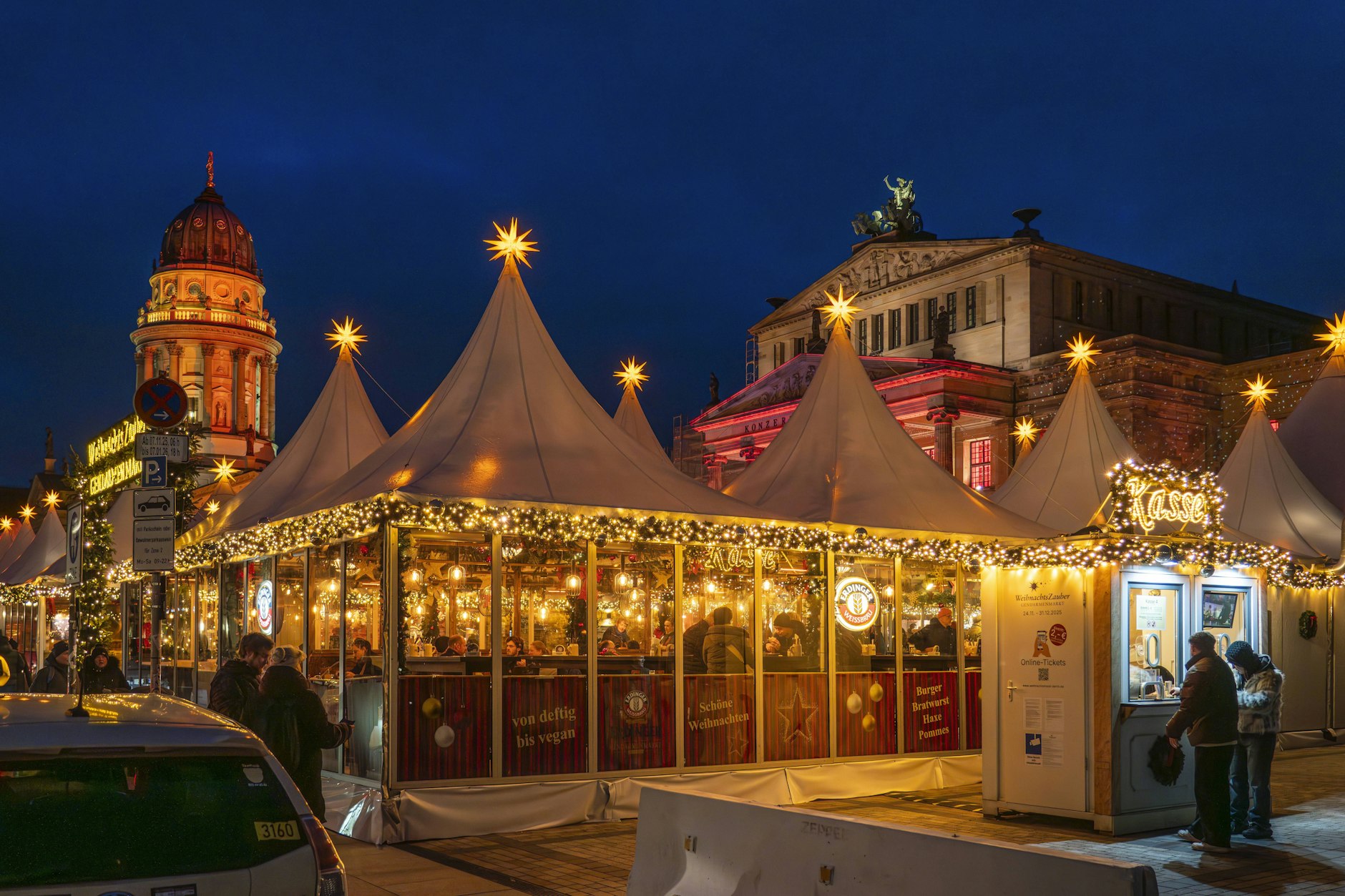 Der Weihnachtsmarkt auf dem Gendarmenmarkt in Berlin-Mitte. Er ist bis Silvester noch offen.