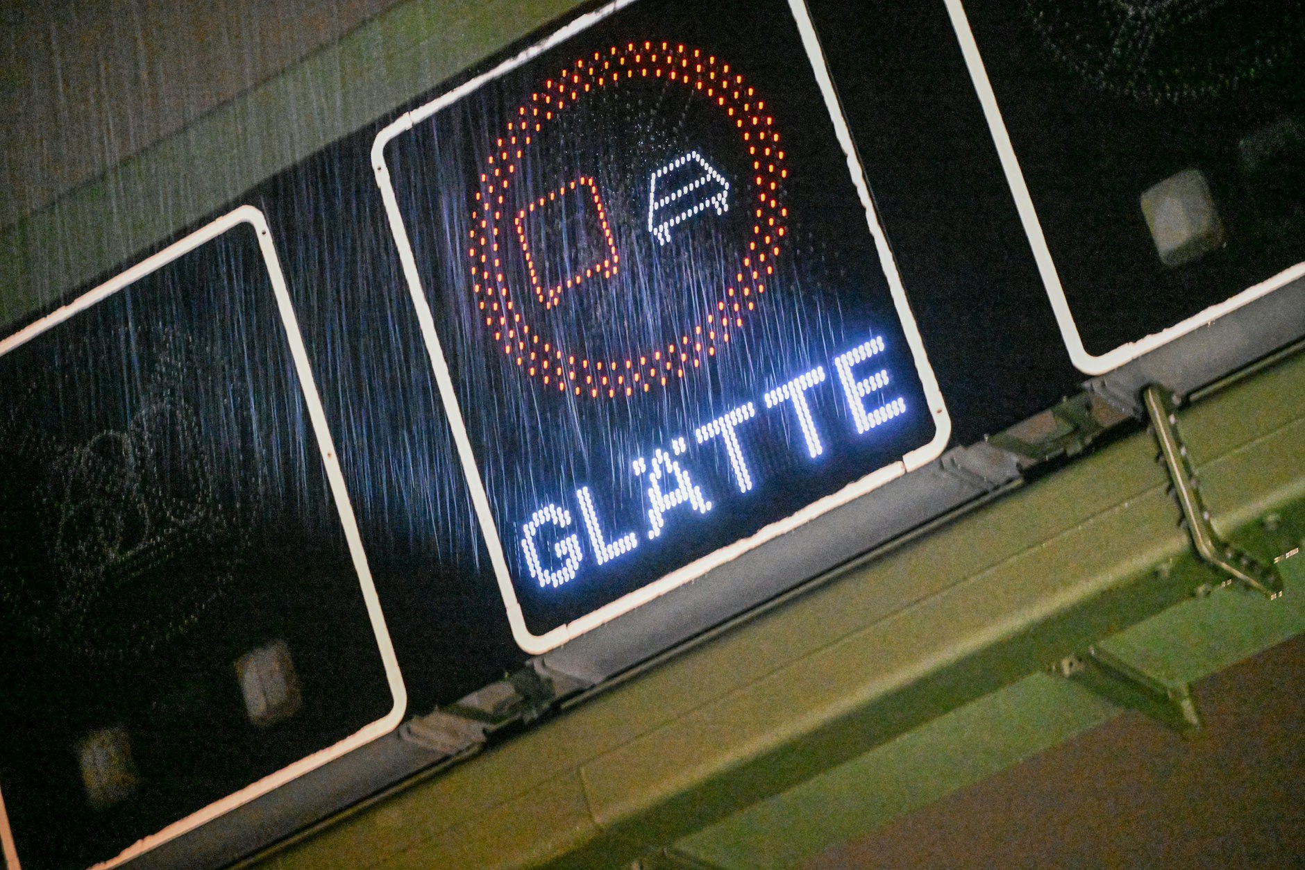 Auch auf Autobahnen wird vor gefährlicher Glätte gewarnt.
